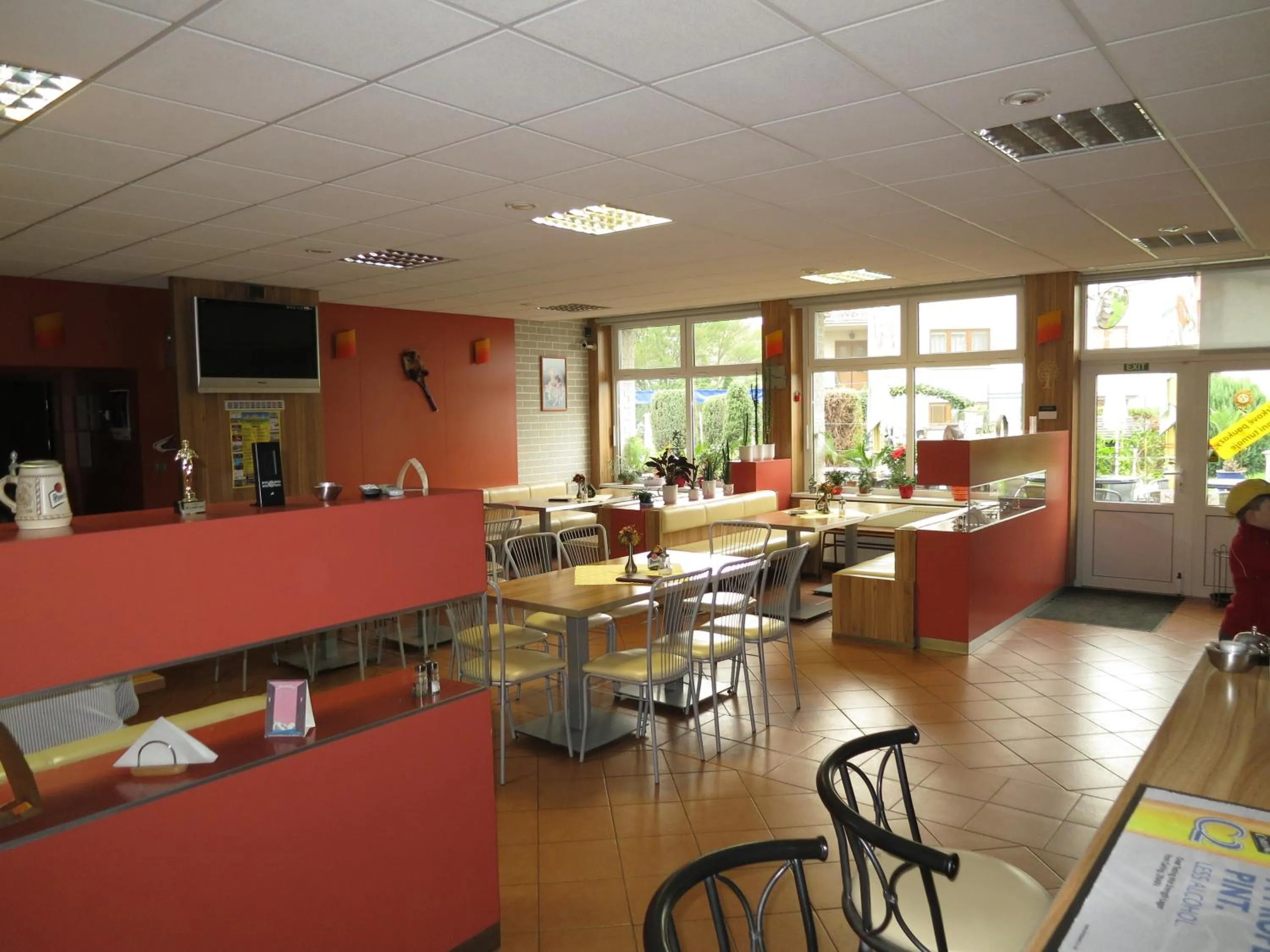 Restaurant/places to eat in Penzion U Splavu