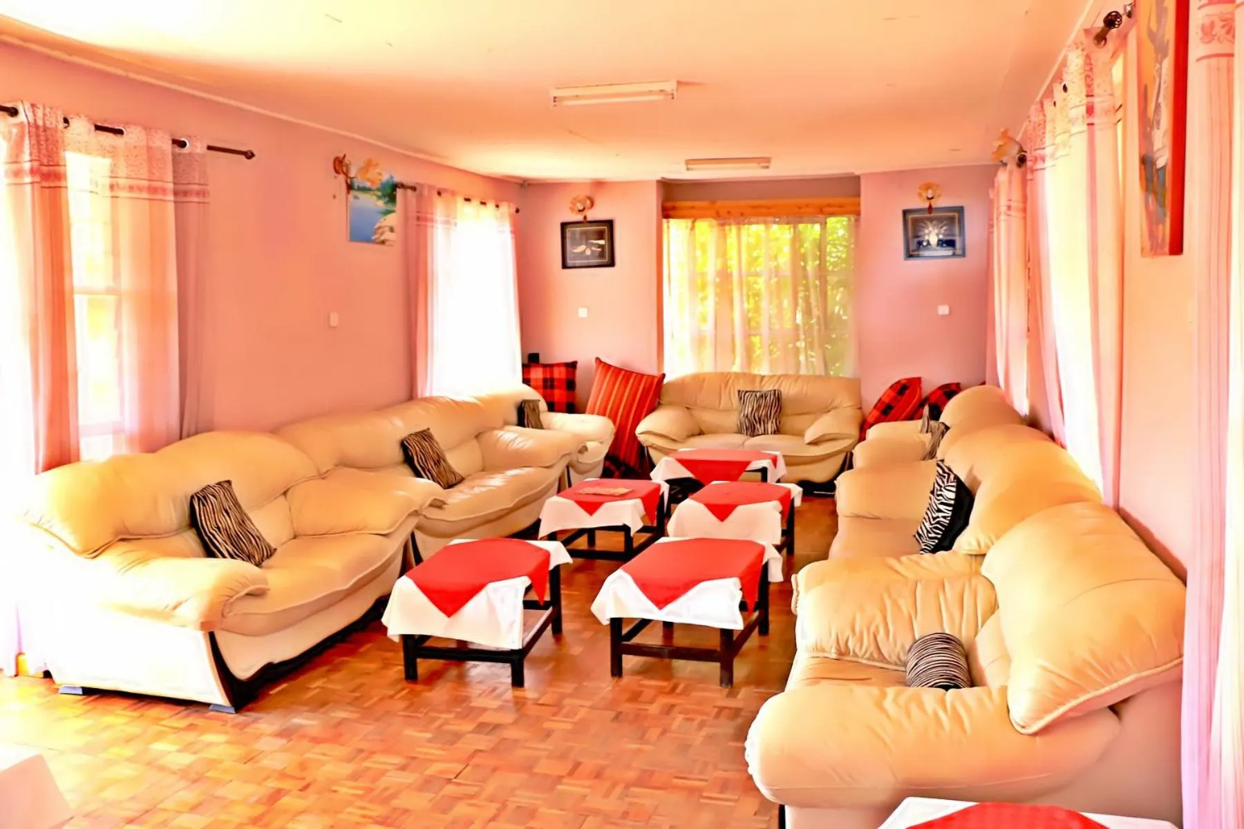 Communal lounge/ TV room in Bankhouse Retreat Karen