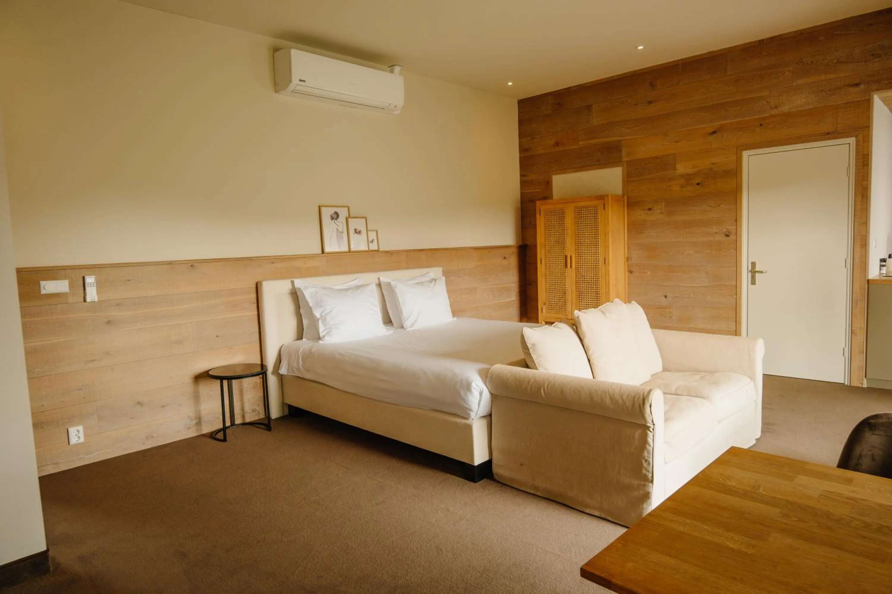 Bed in Strandhotel Camperduin