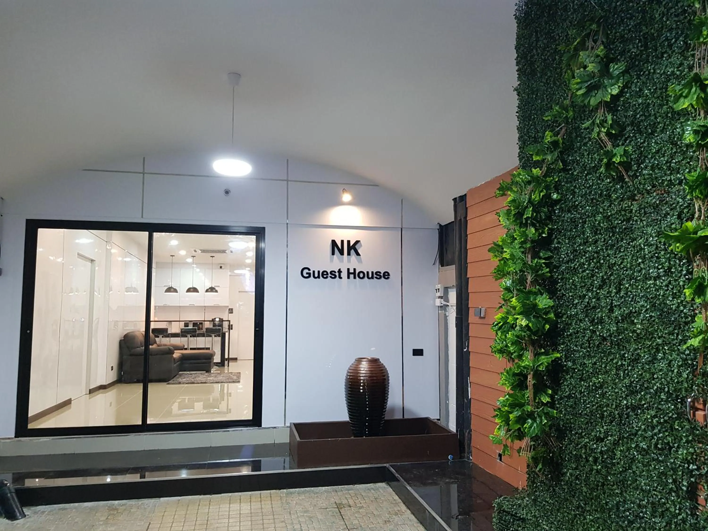 Facade/entrance in NK Guesthouse 1