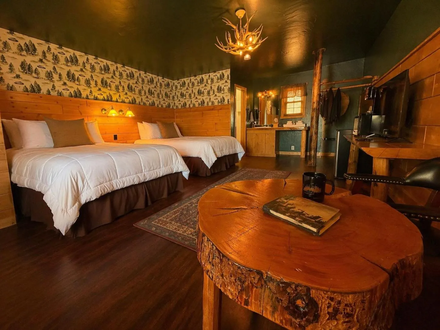 Photo of the whole room, Bed in The Amoretti Hotel