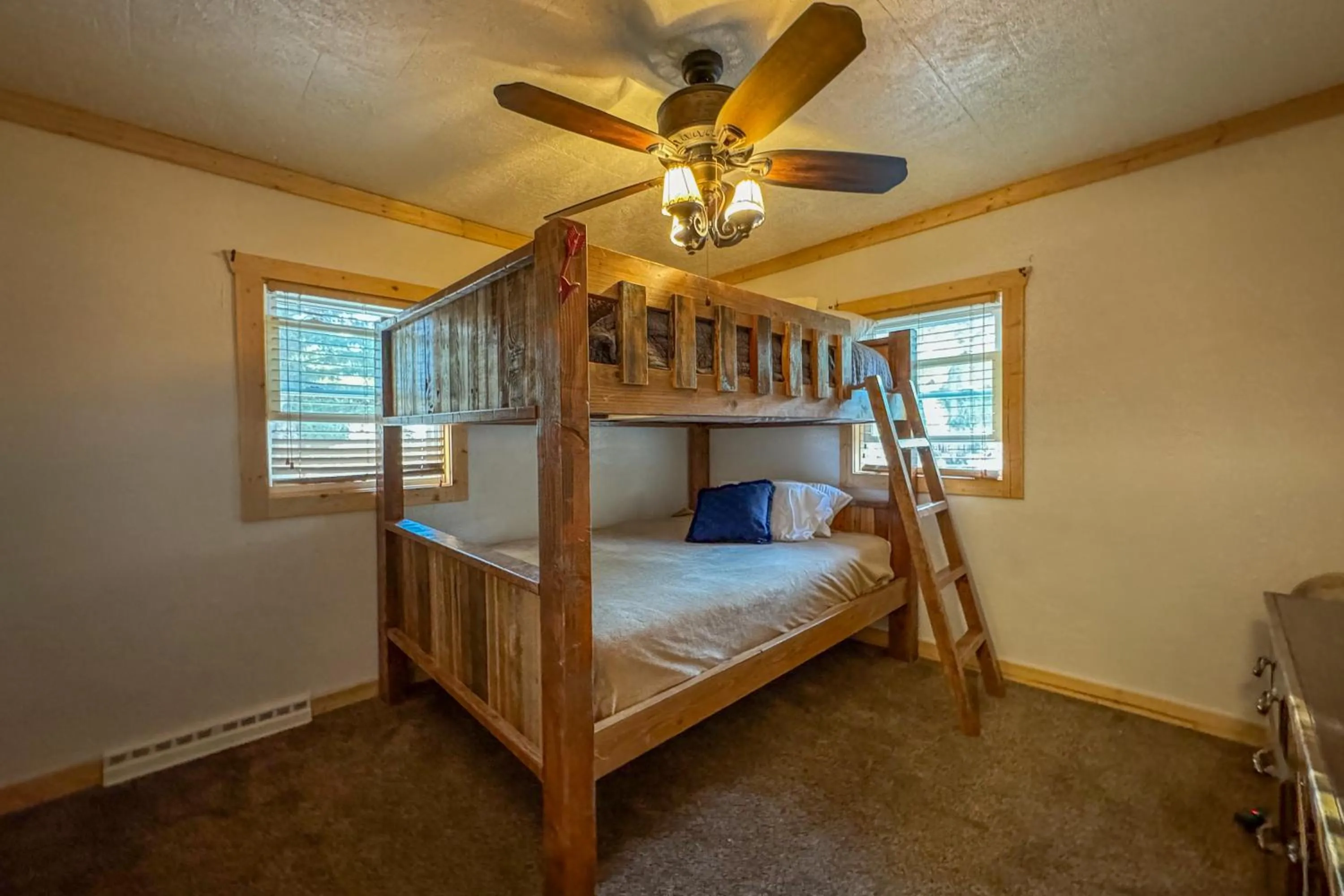 Photo of the whole room, Bed in Chinook Winds Lodge