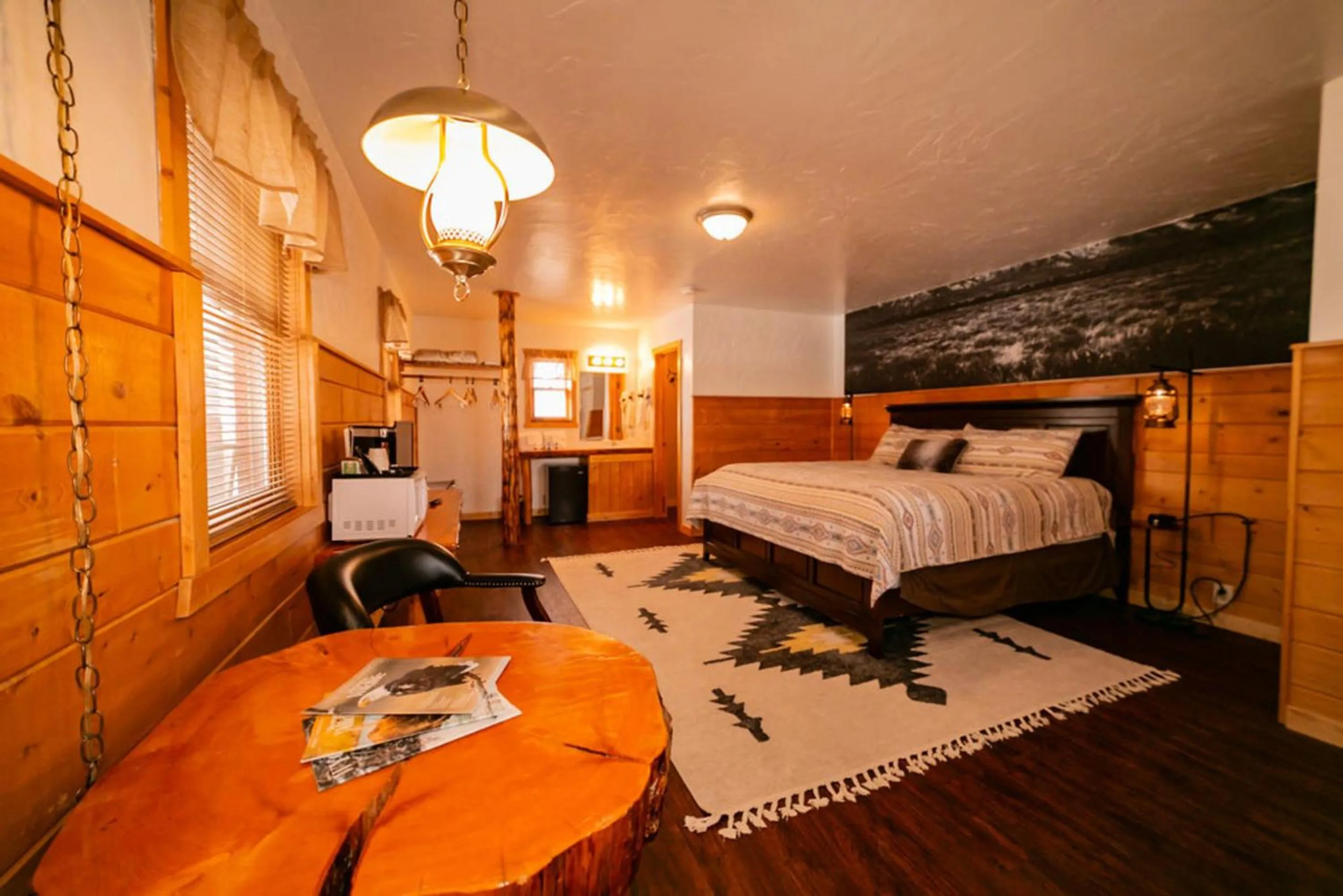 Bedroom, Bed in Chinook Winds Lodge