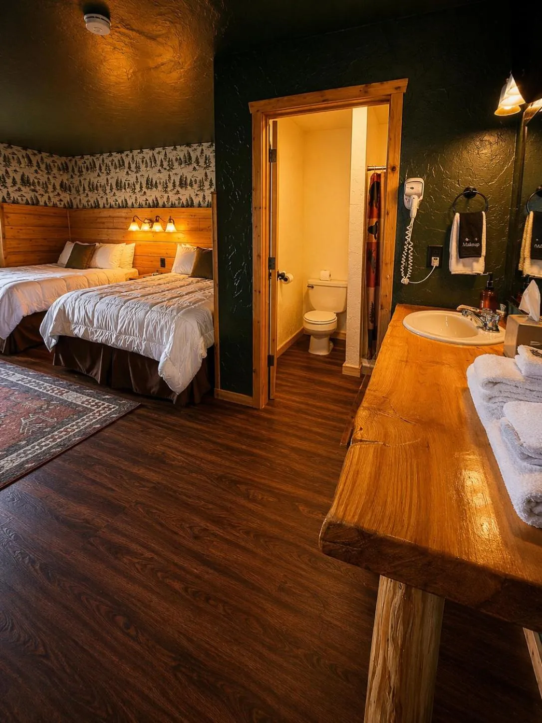 Photo of the whole room, Bed in The Amoretti Hotel