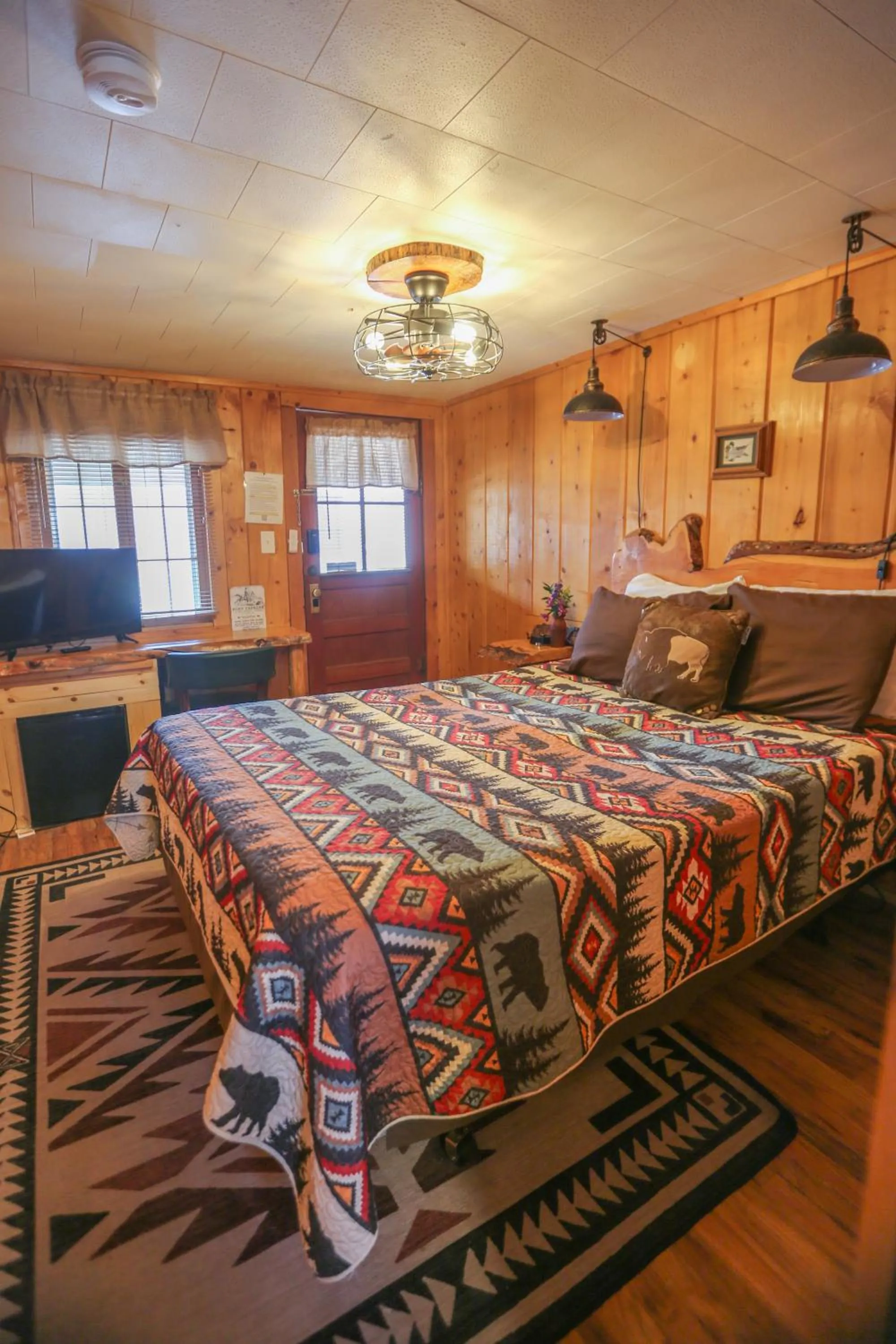 Photo of the whole room, Bed in Chinook Winds Lodge