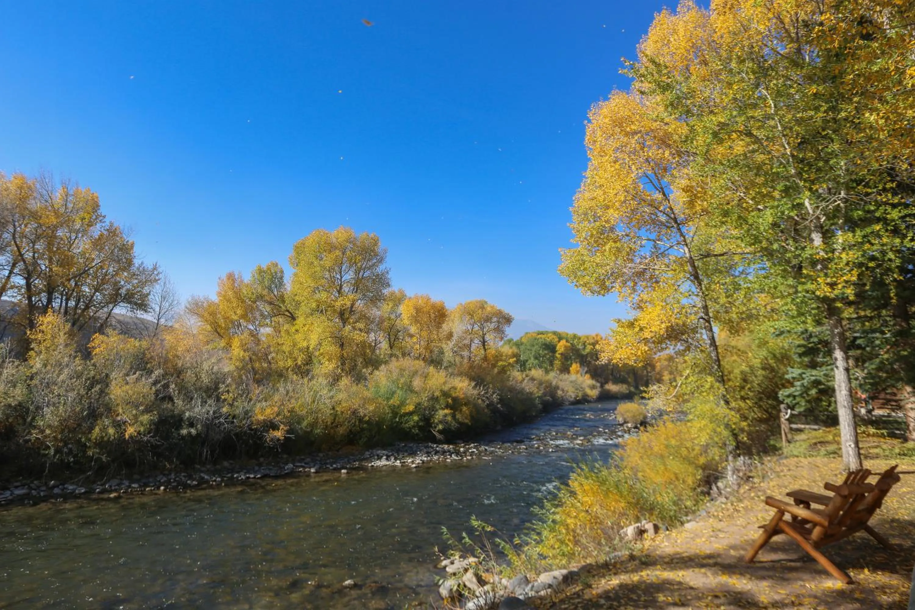River view in Chinook Winds Lodge