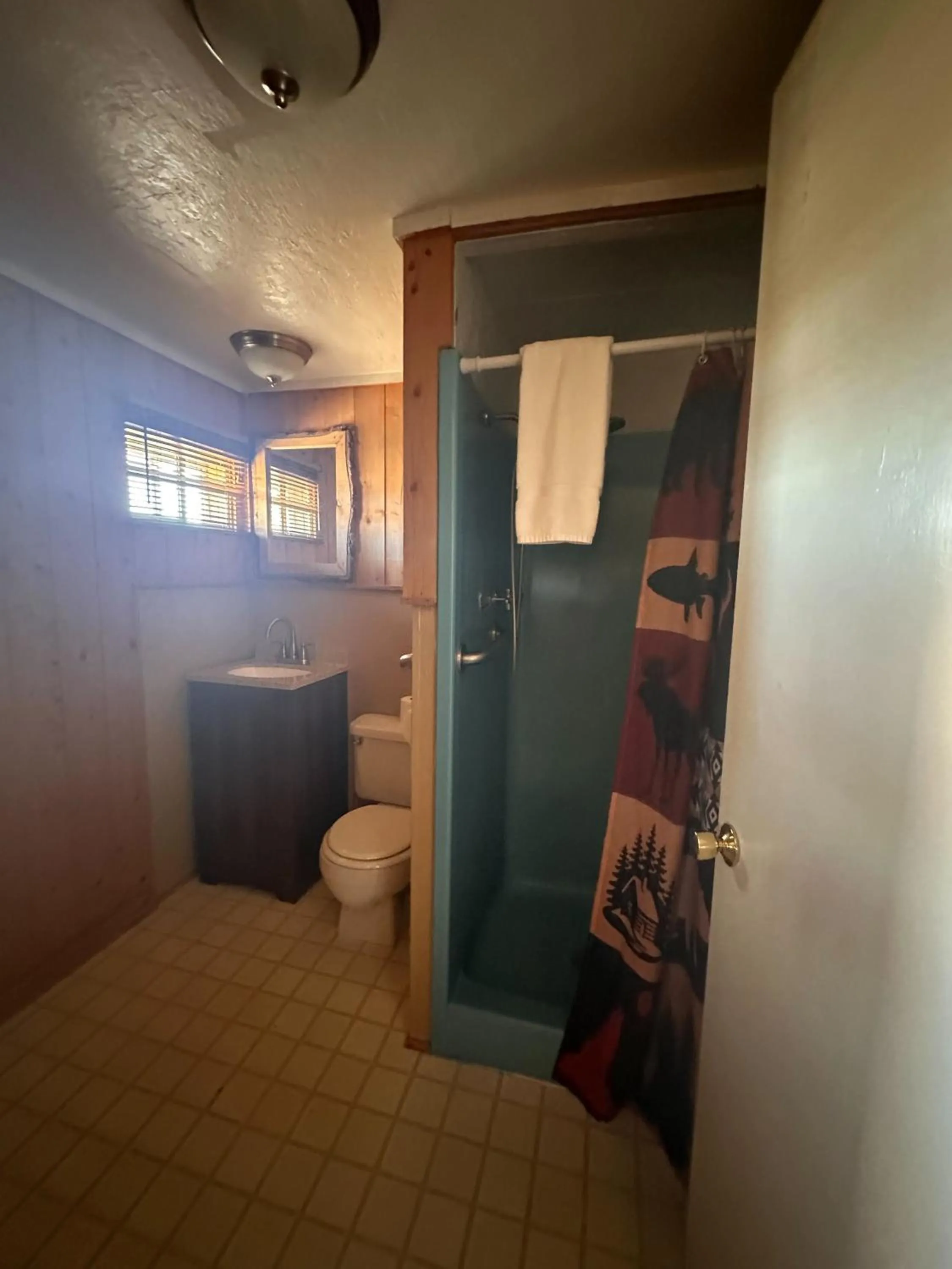 Shower in Chinook Winds Lodge