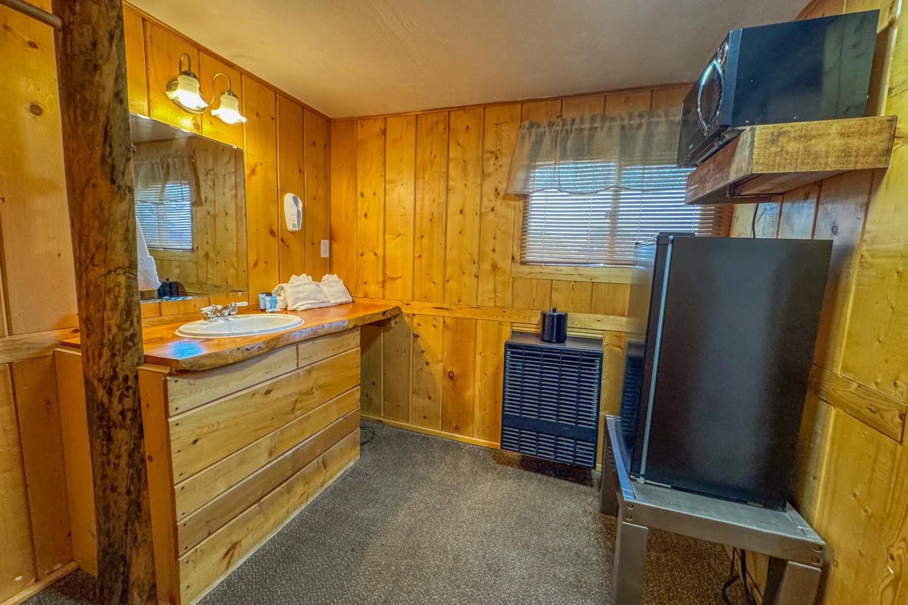 Kitchen or kitchenette in Chinook Winds Lodge