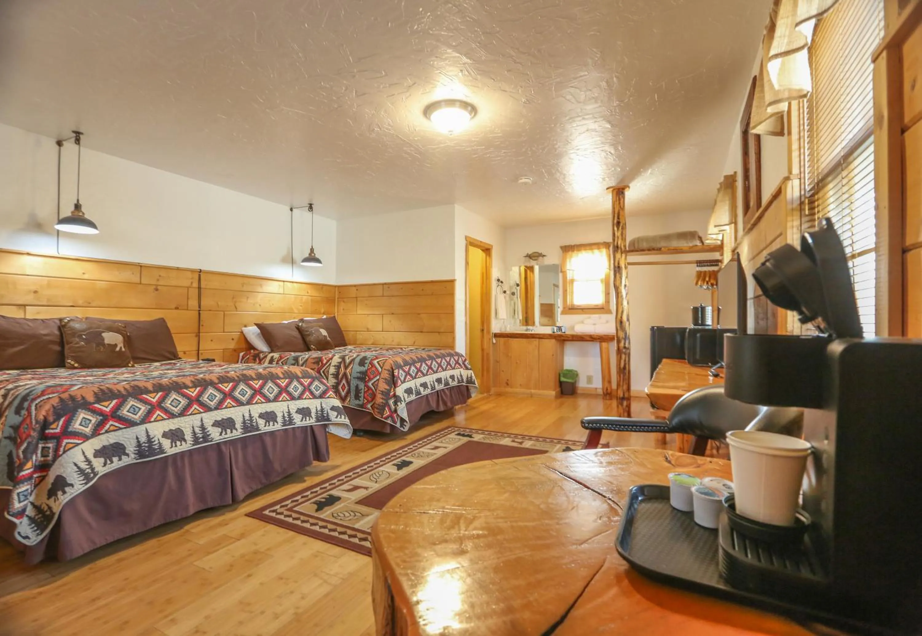 Photo of the whole room, Bed in Chinook Winds Lodge