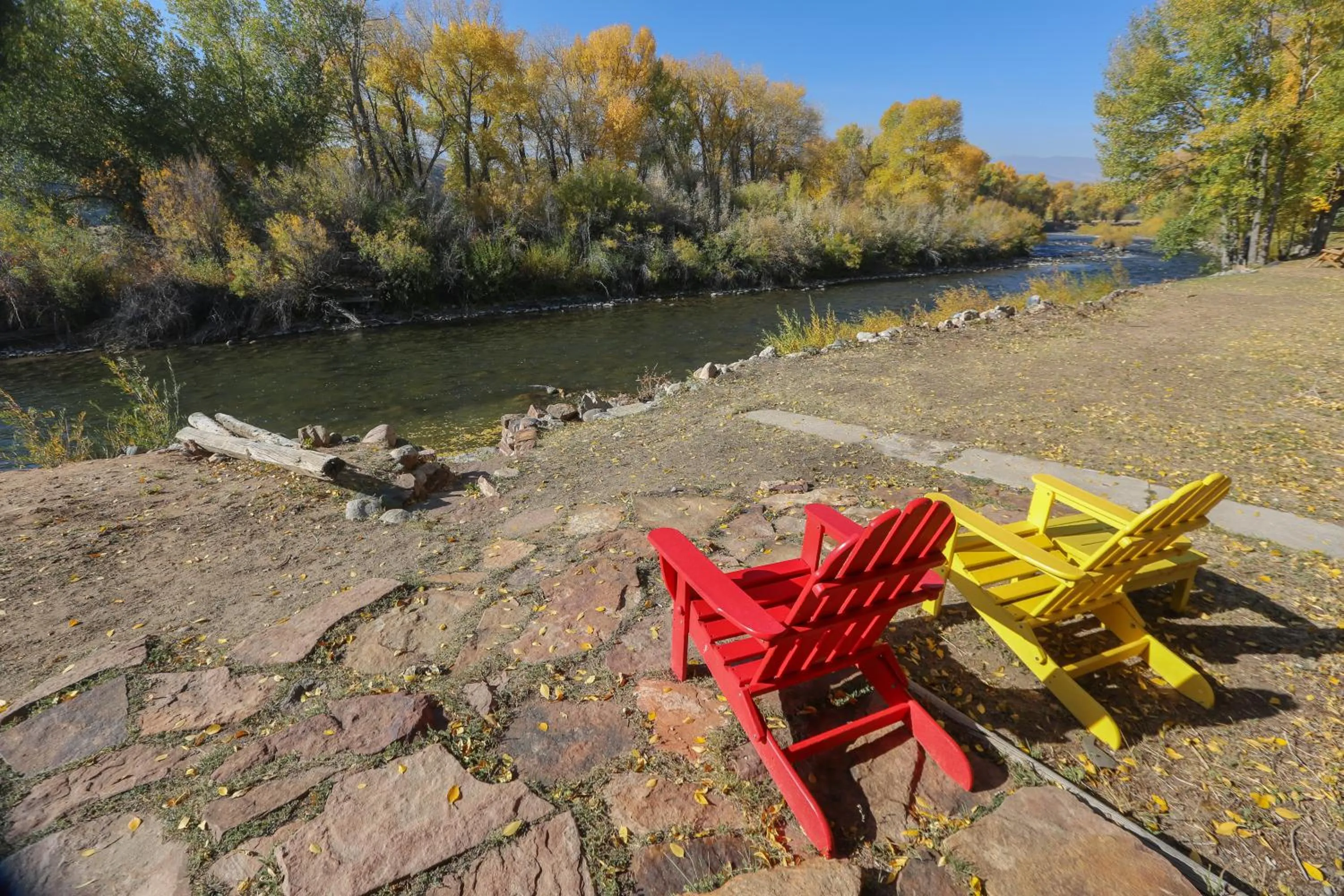 River view in Chinook Winds Lodge
