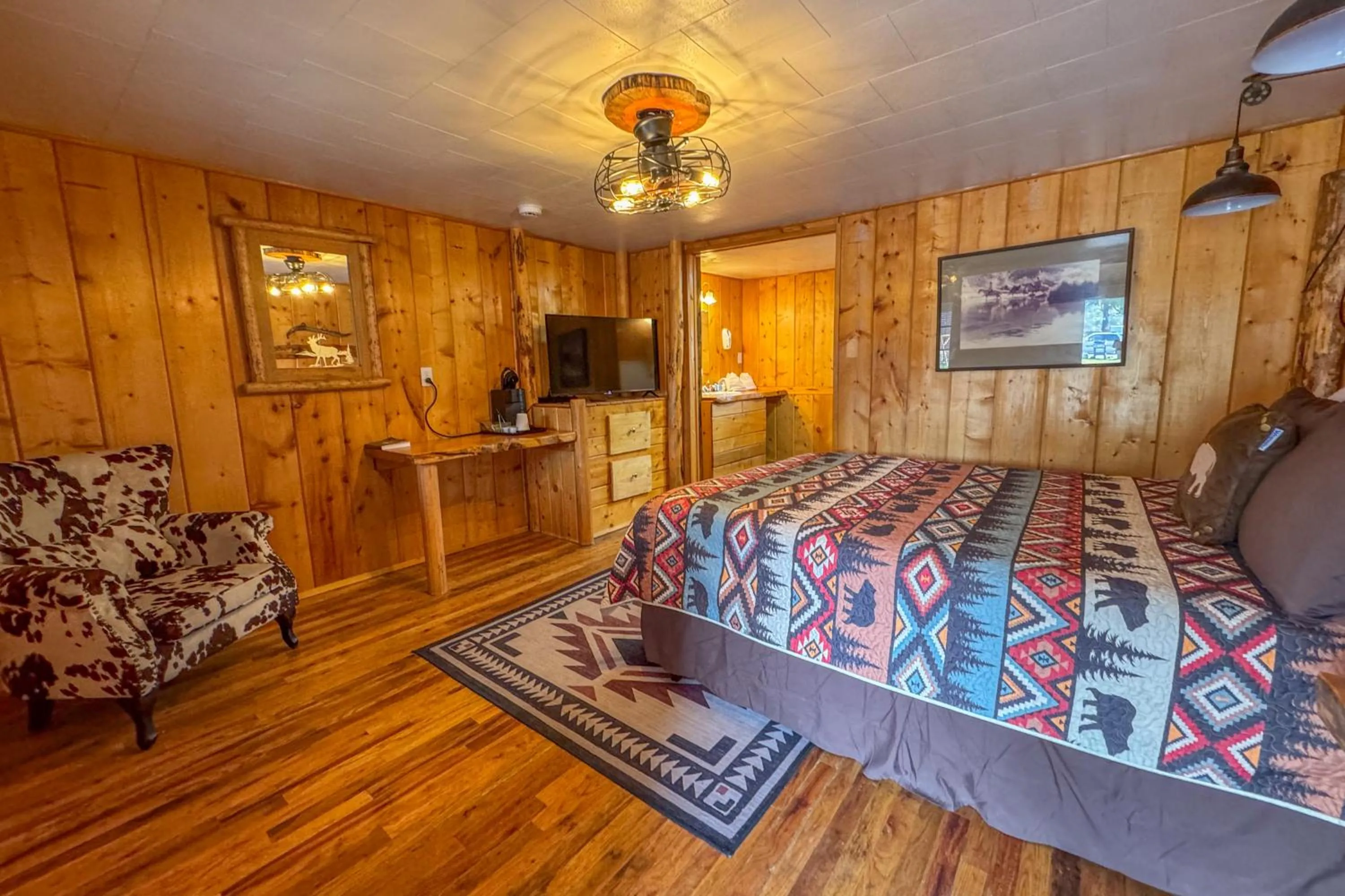 Photo of the whole room, Bed in Chinook Winds Lodge