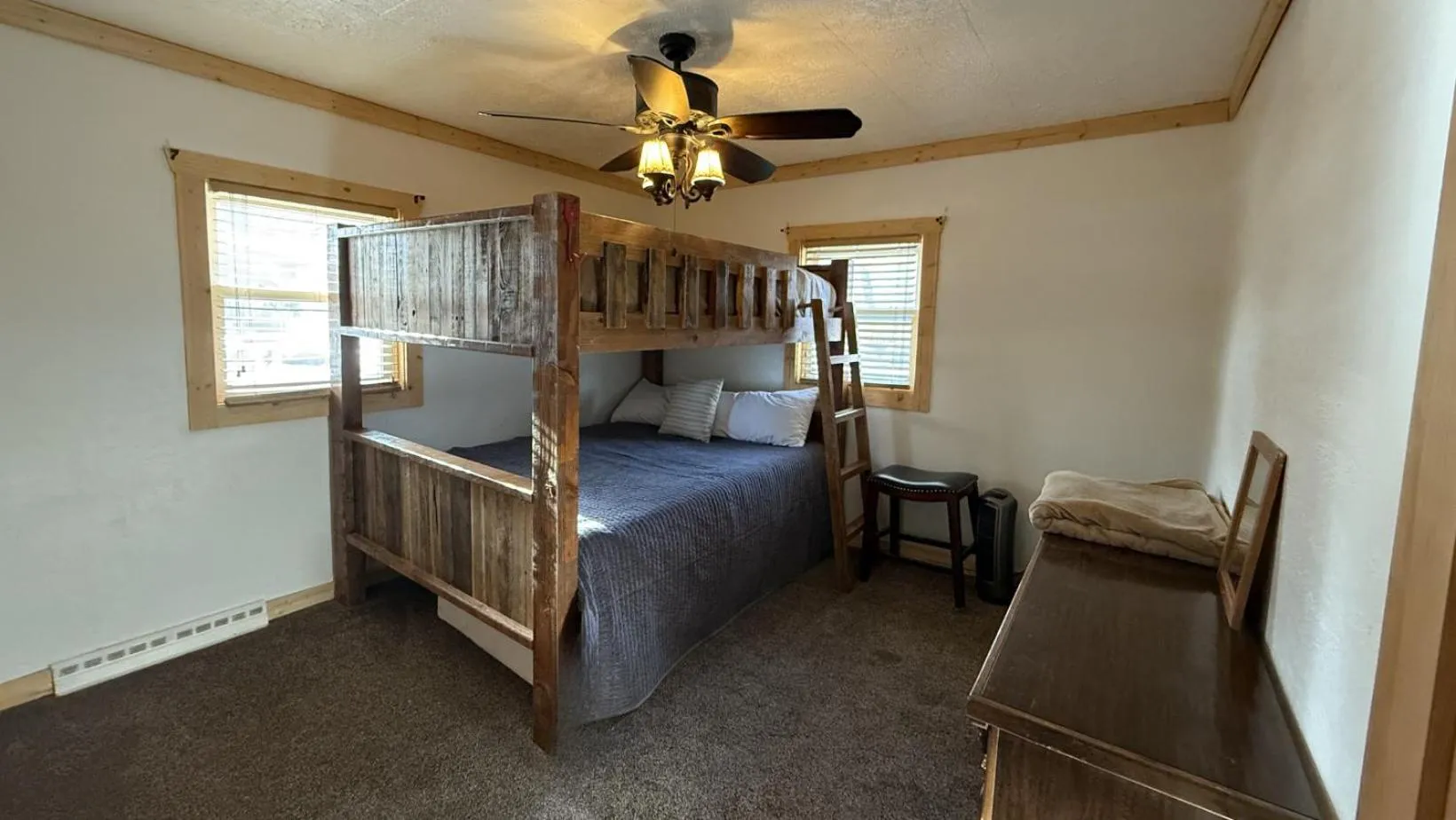 Photo of the whole room, Bed in Chinook Winds Lodge