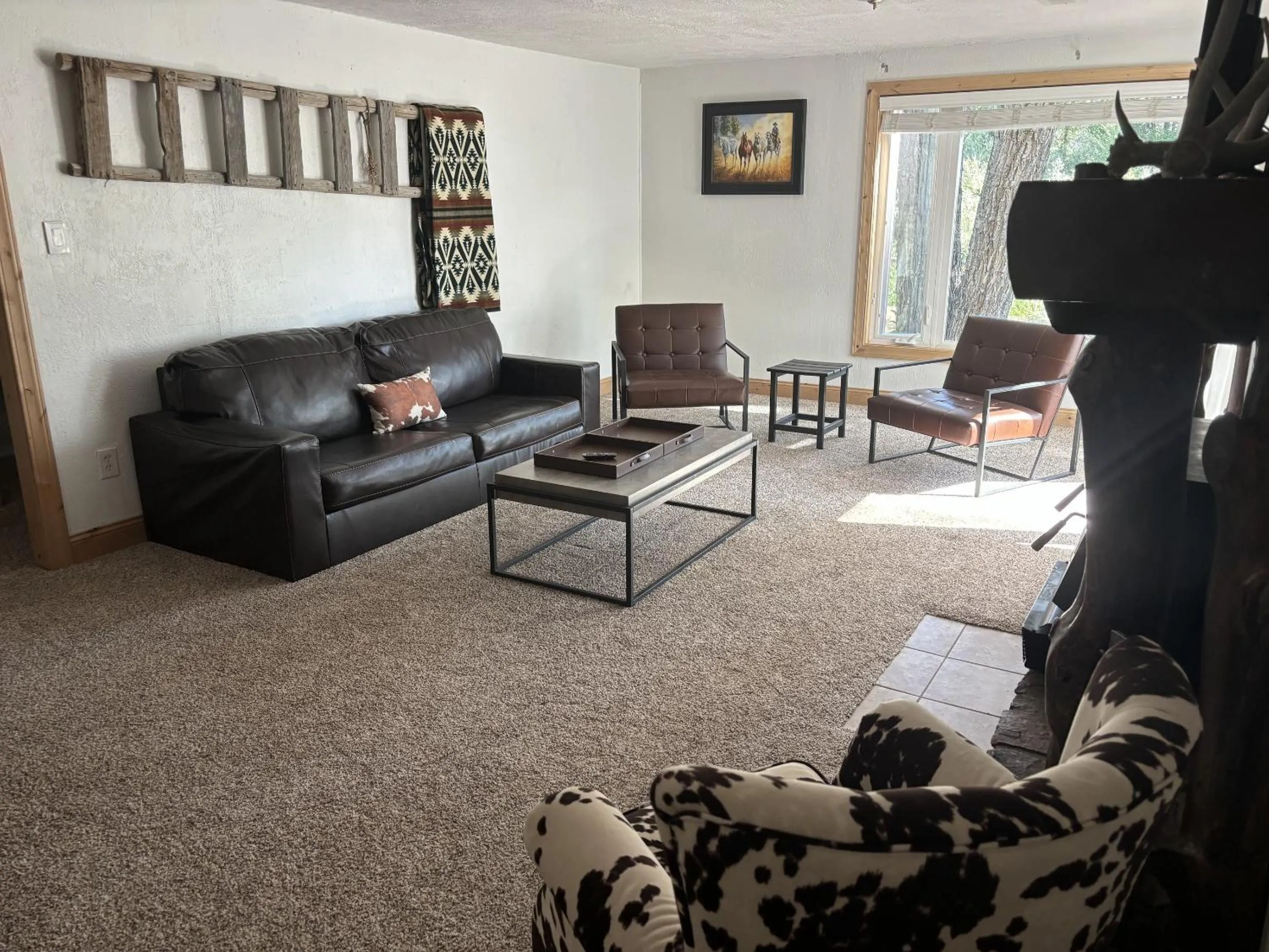 Living room in Chinook Winds Lodge