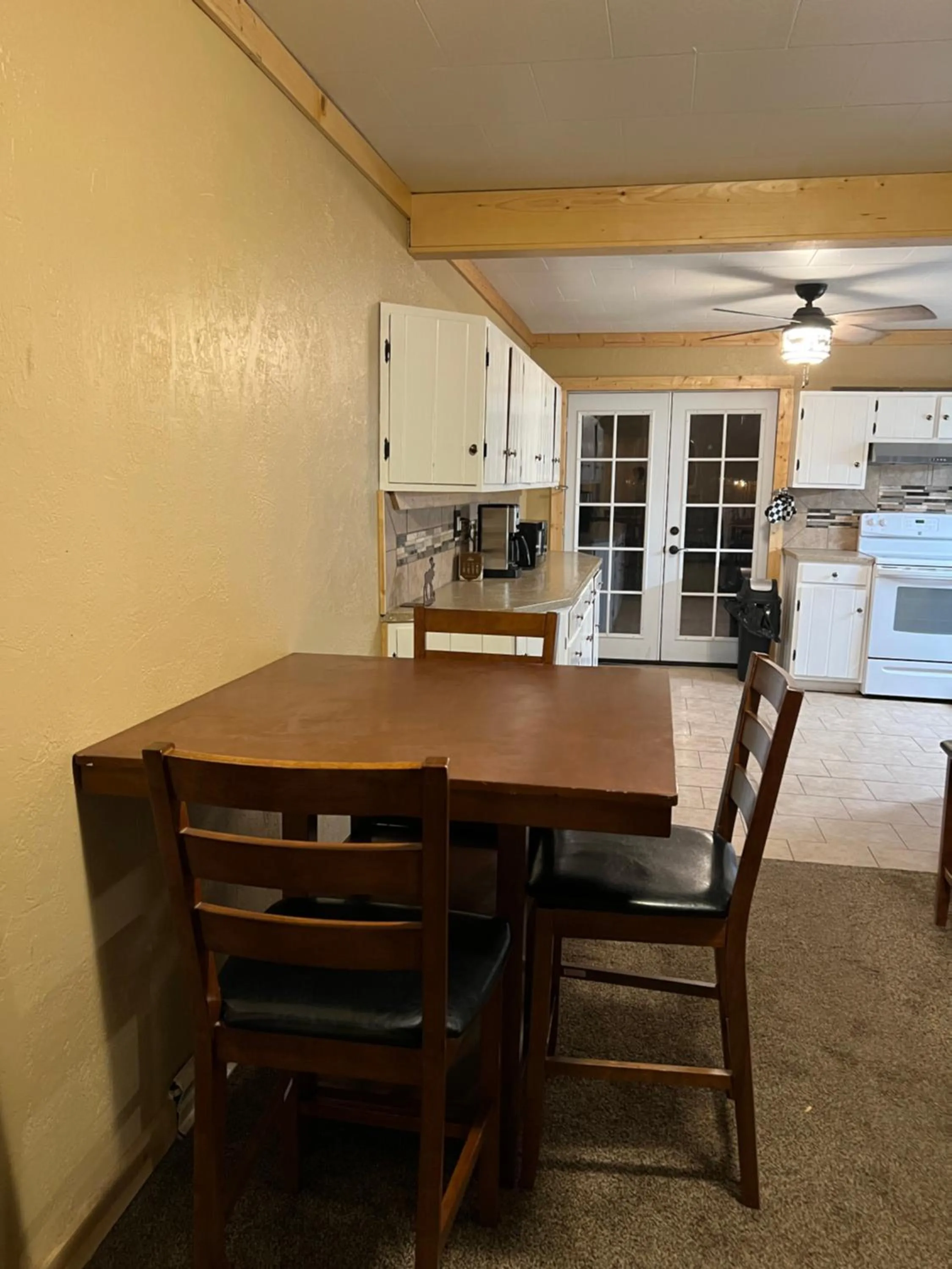 Kitchen or kitchenette in Chinook Winds Lodge