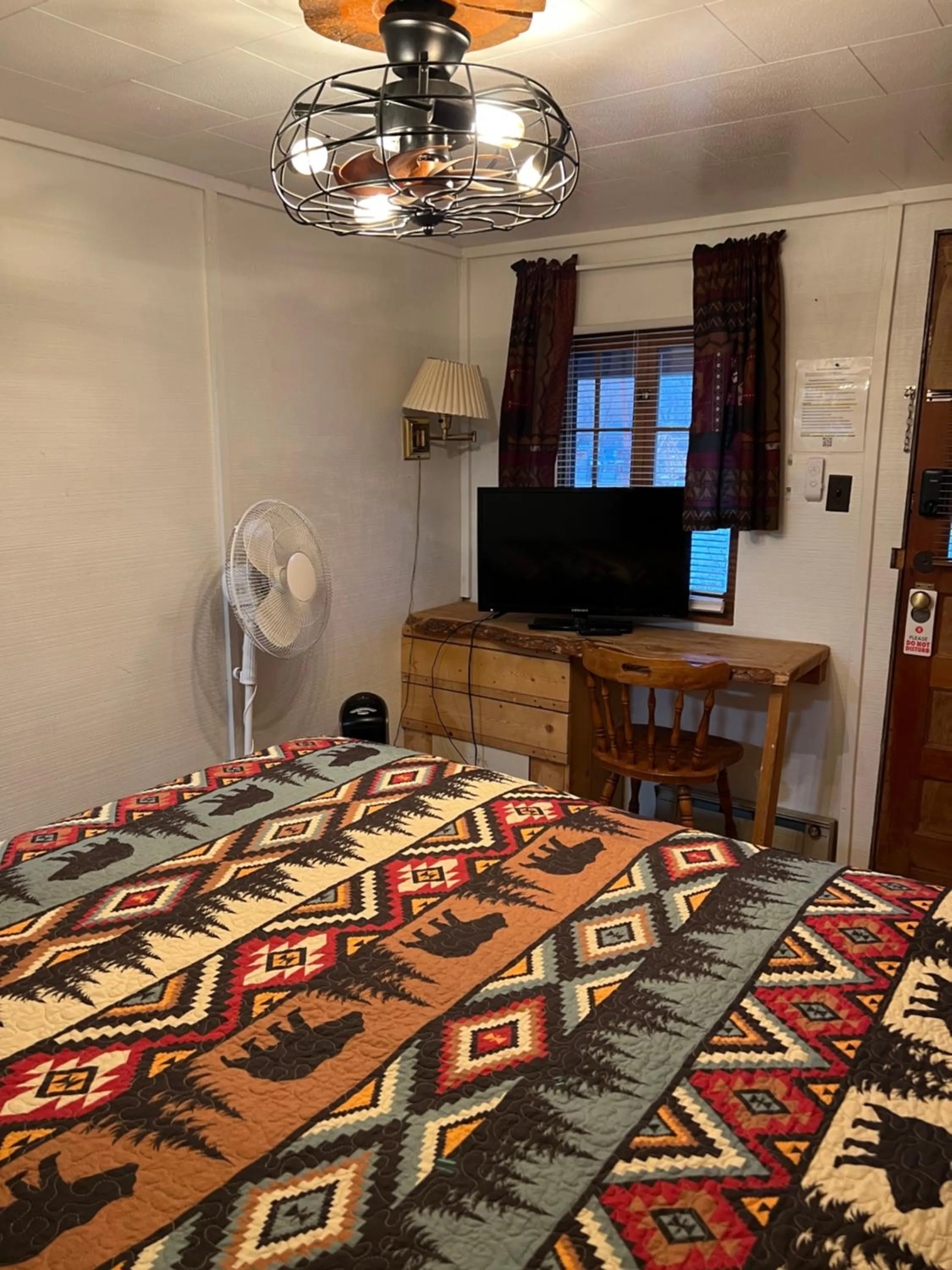 Photo of the whole room, Bed in Chinook Winds Lodge