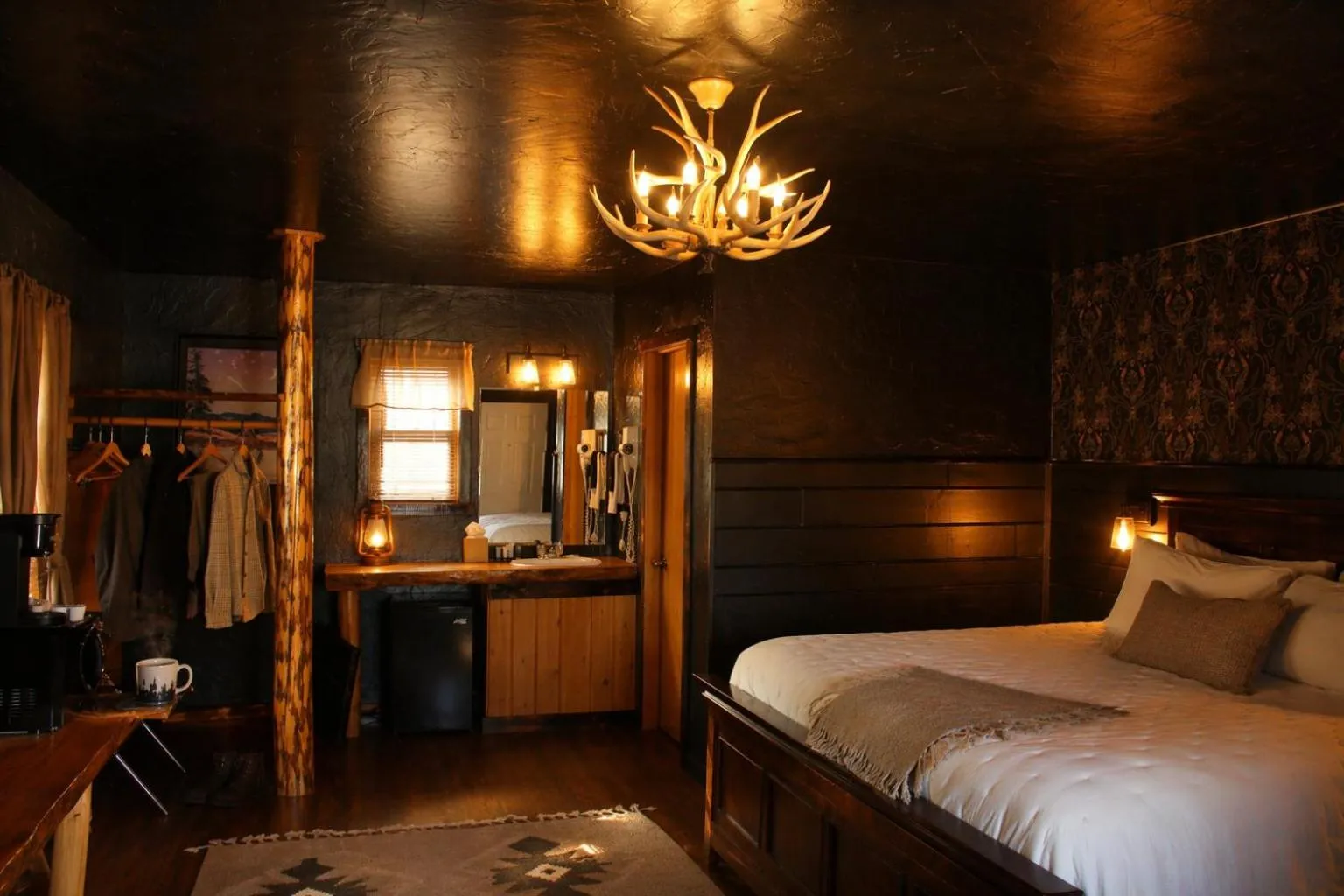 Photo of the whole room, Bed in The Amoretti Hotel