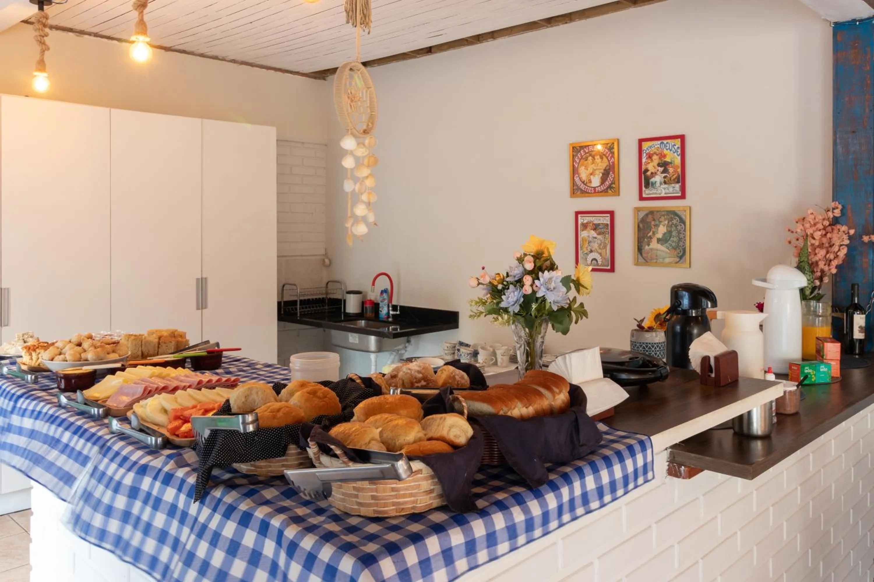 Buffet breakfast in Garden 437 Suítes