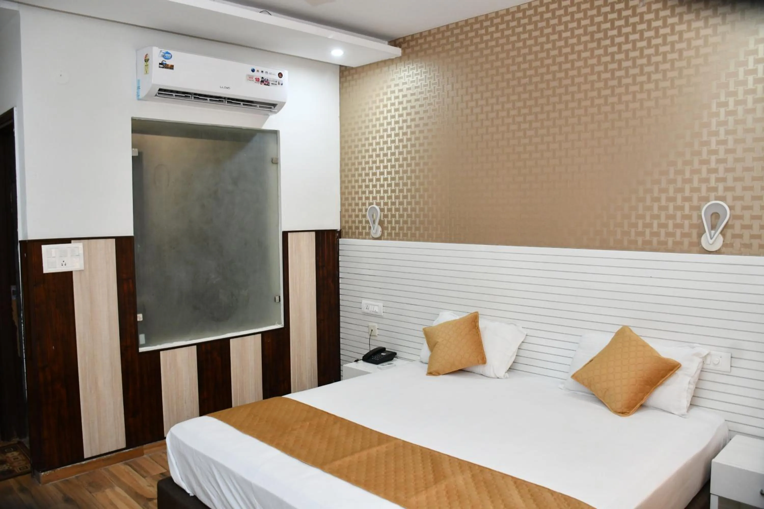 Bed in Hotel Royal Comfort Inn