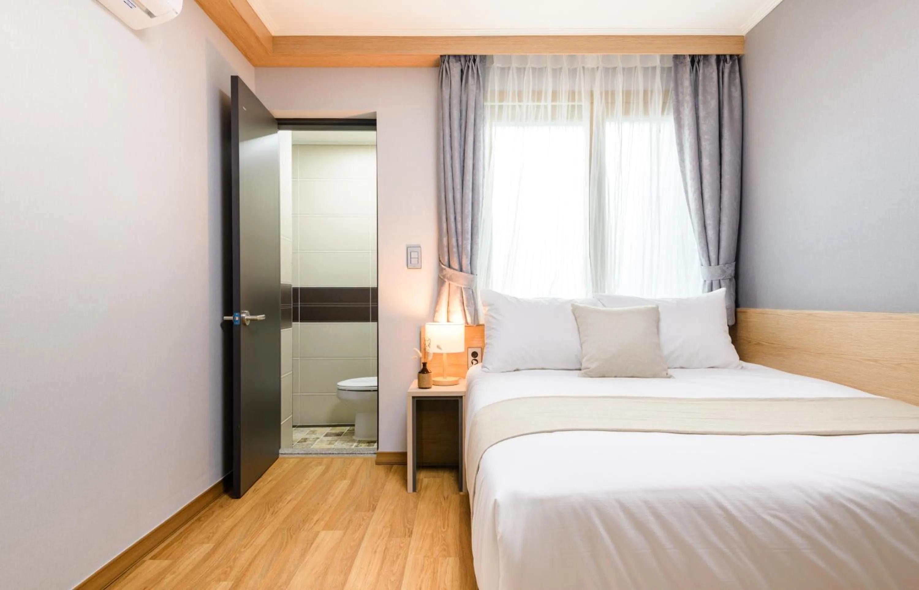 Photo of the whole room, Bed in Seogwipo Worldcup Resort