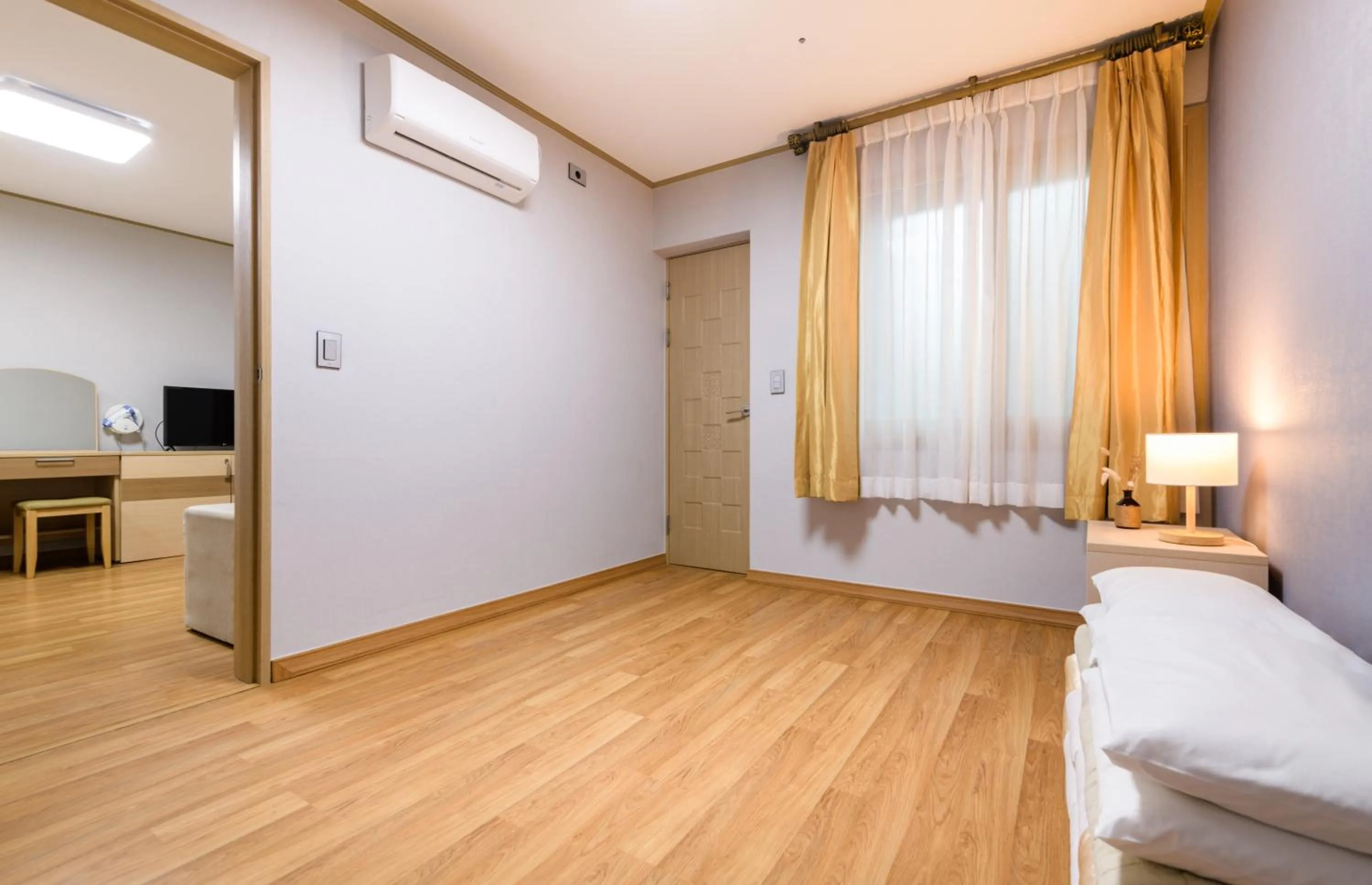 Photo of the whole room, Bed in Seogwipo Worldcup Resort