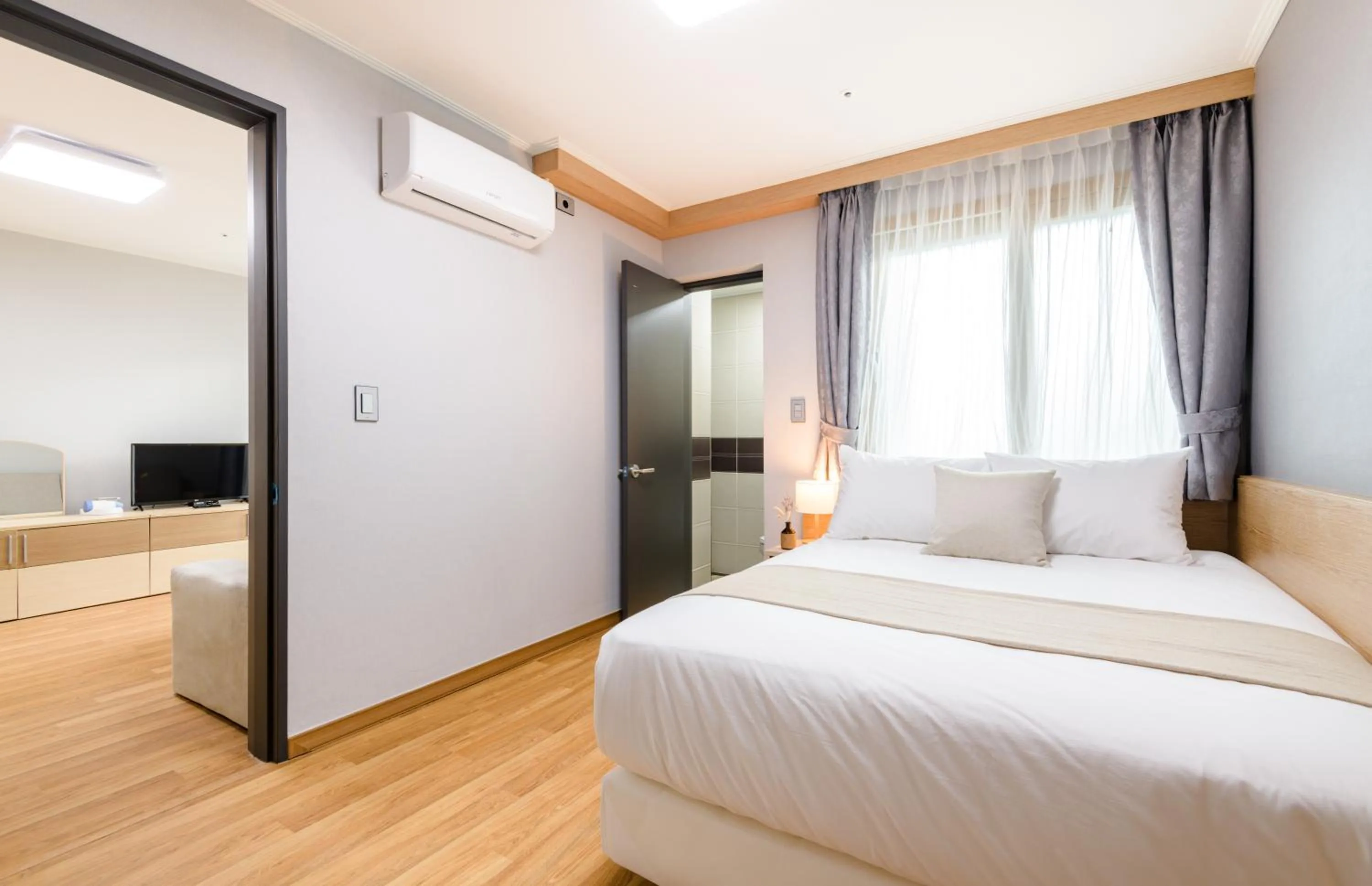 Photo of the whole room, Bed in Seogwipo Worldcup Resort