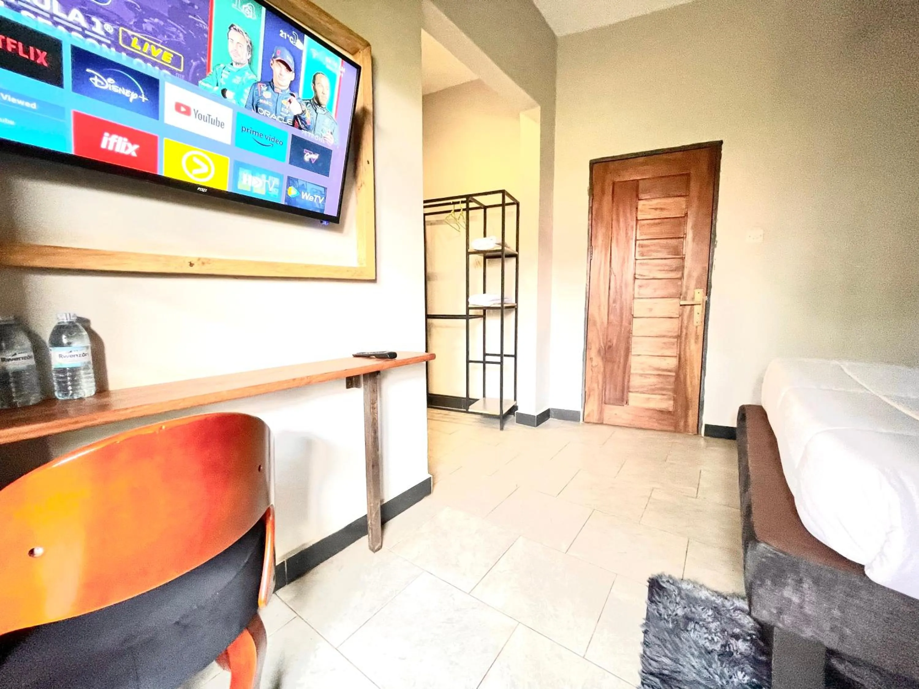 TV and multimedia, Bed in Ashleys Hotel