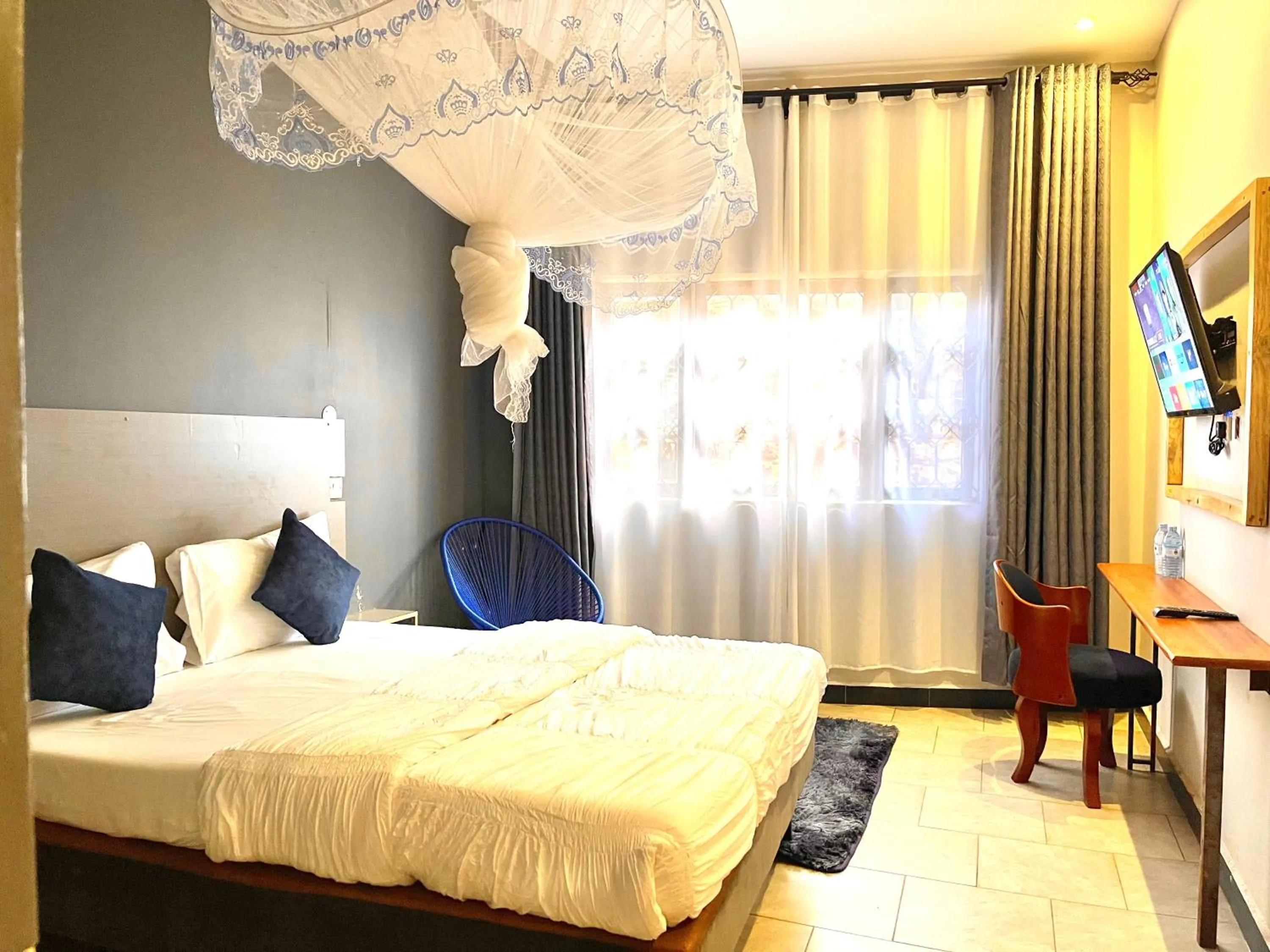 TV and multimedia, Bed in Ashleys Hotel