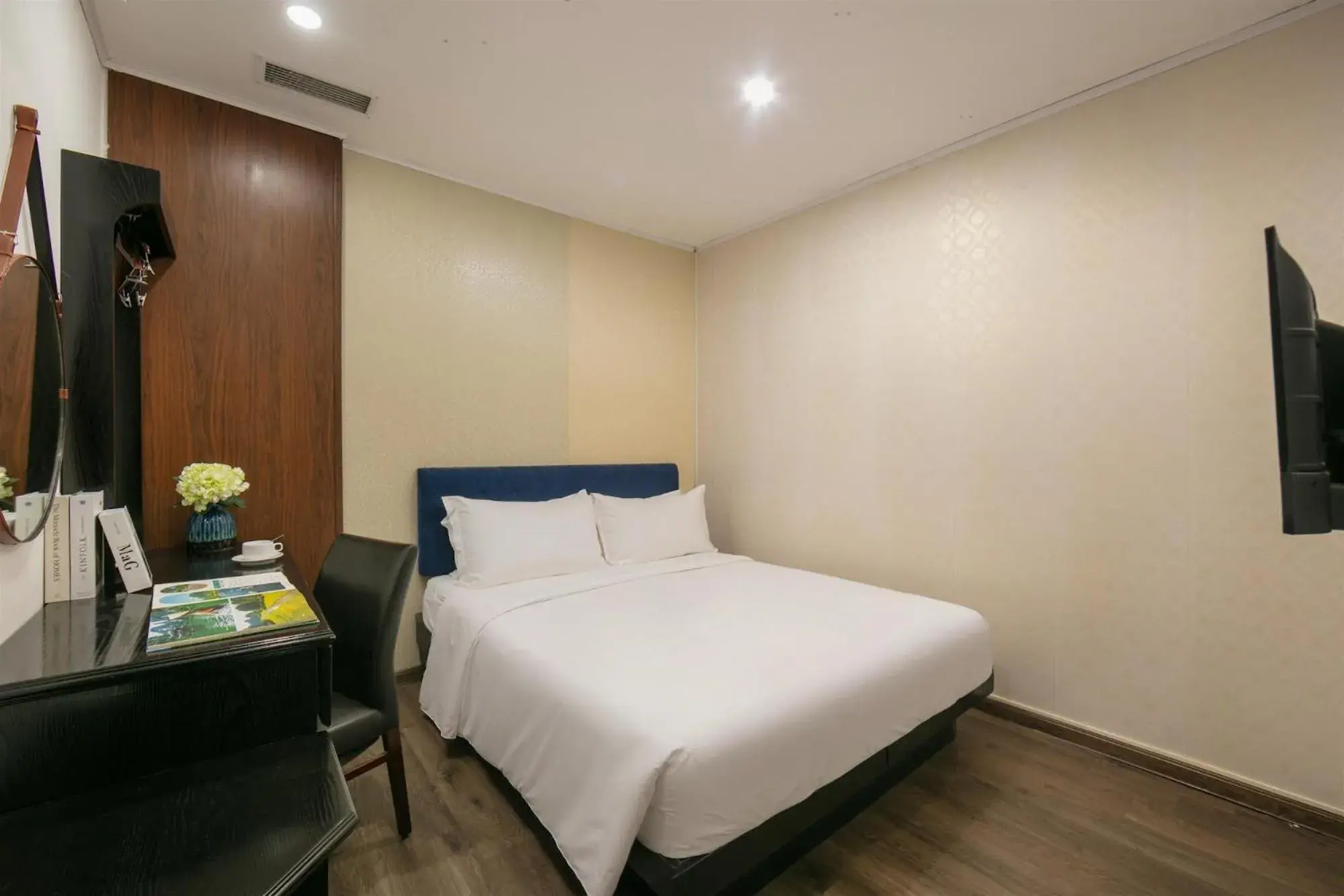 Economy Double Room in Hanoi Traveller House Economy Double Room in Hanoi Traveller House
