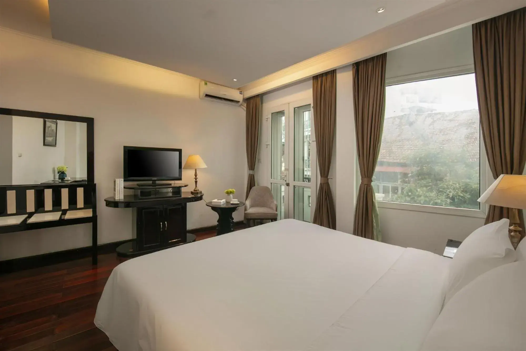 Deluxe Double Room with Balcony in Hanoi Traveller House Deluxe Double Room with Balcony in Hanoi Traveller House