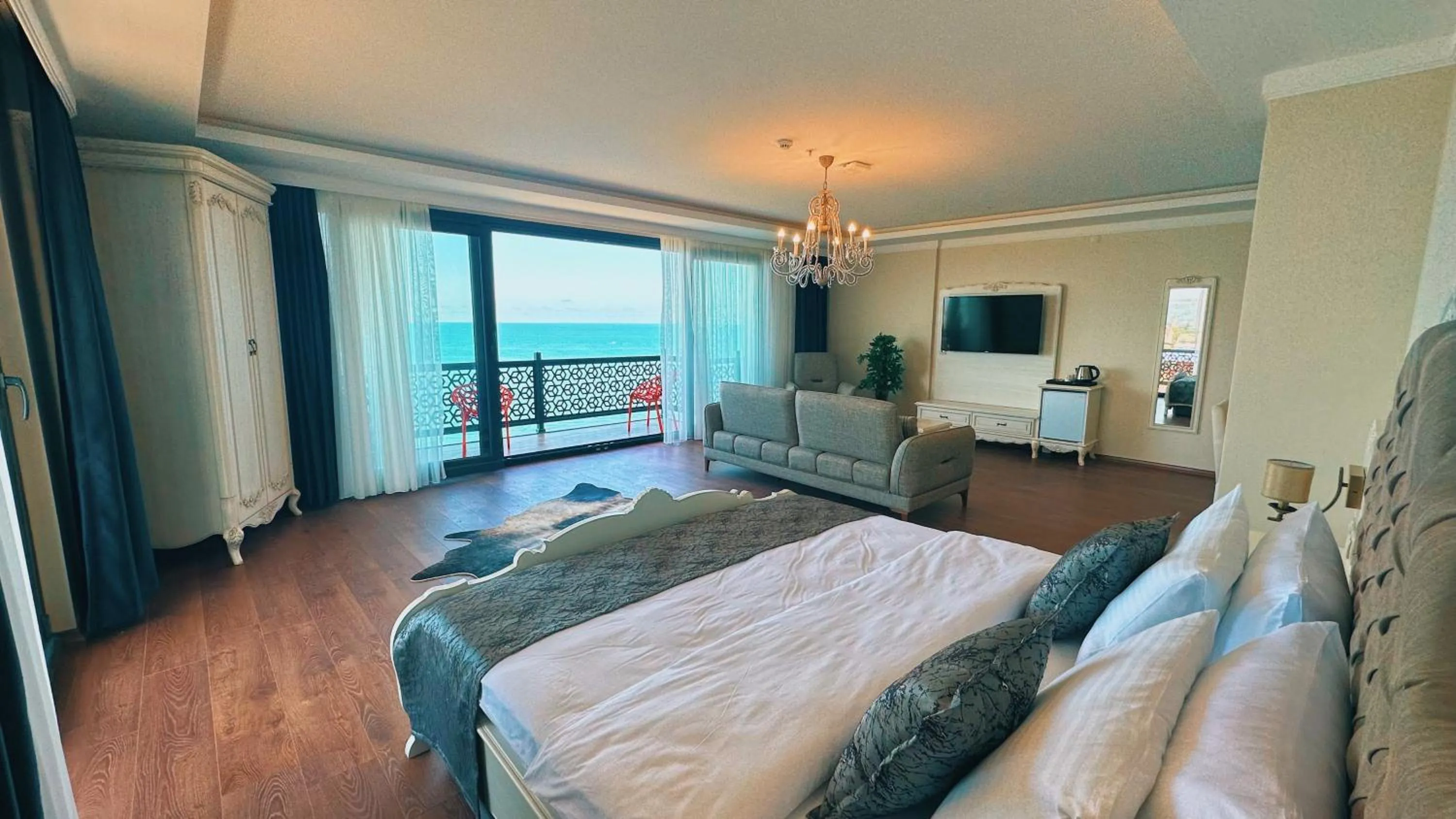 Communal lounge/ TV room, Bed in BİLİRİS HOTEL