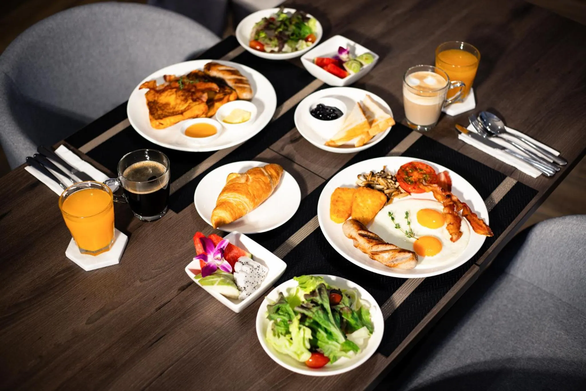 Food and drinks in SAM E Hotel Bangkok Sathorn