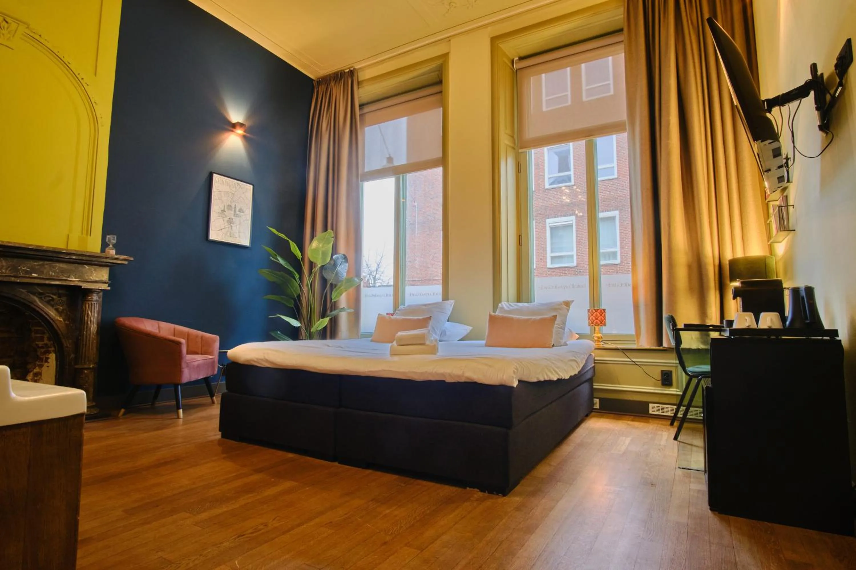 Property building, Bed in Hotel Corps de Garde