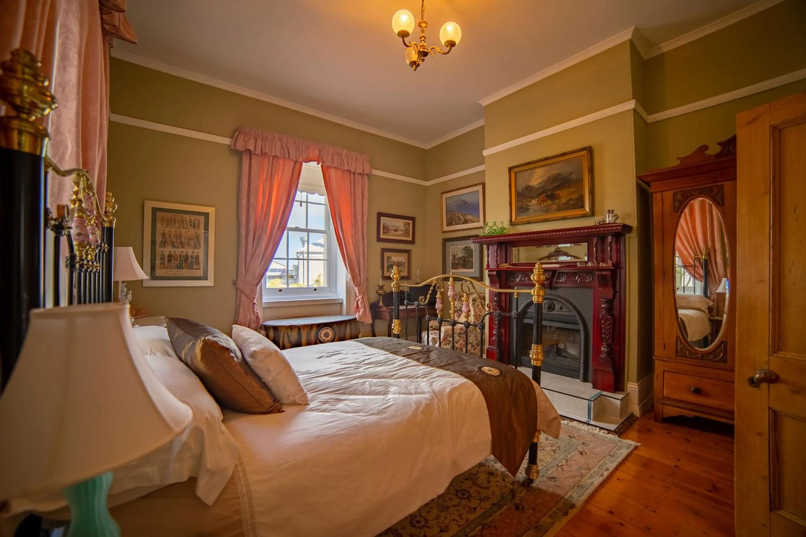 TV and multimedia, Bed in Poet's Cottage Stanley