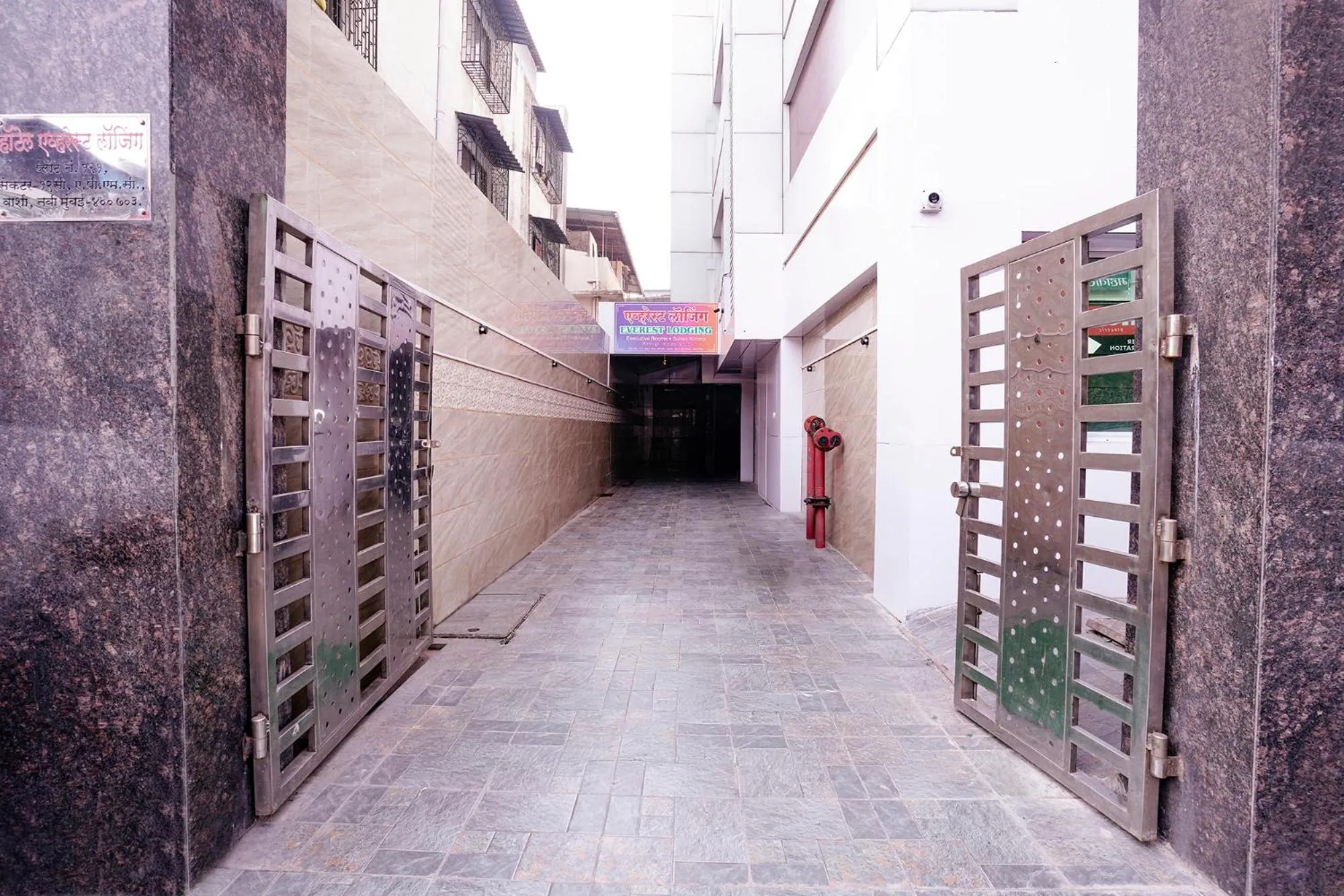 Facade/entrance in Hotel O Everest Lodging Vashi