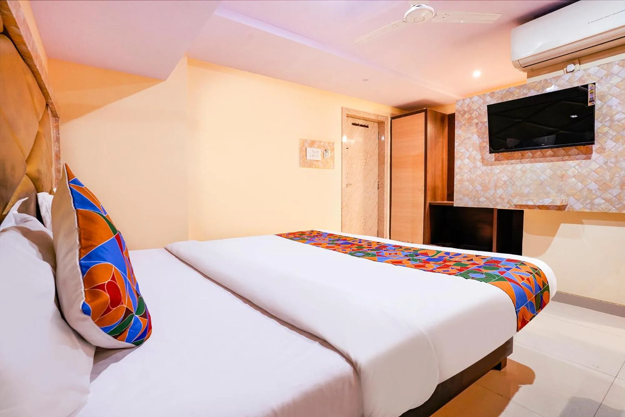 Bed in Hotel O Everest Lodging Vashi