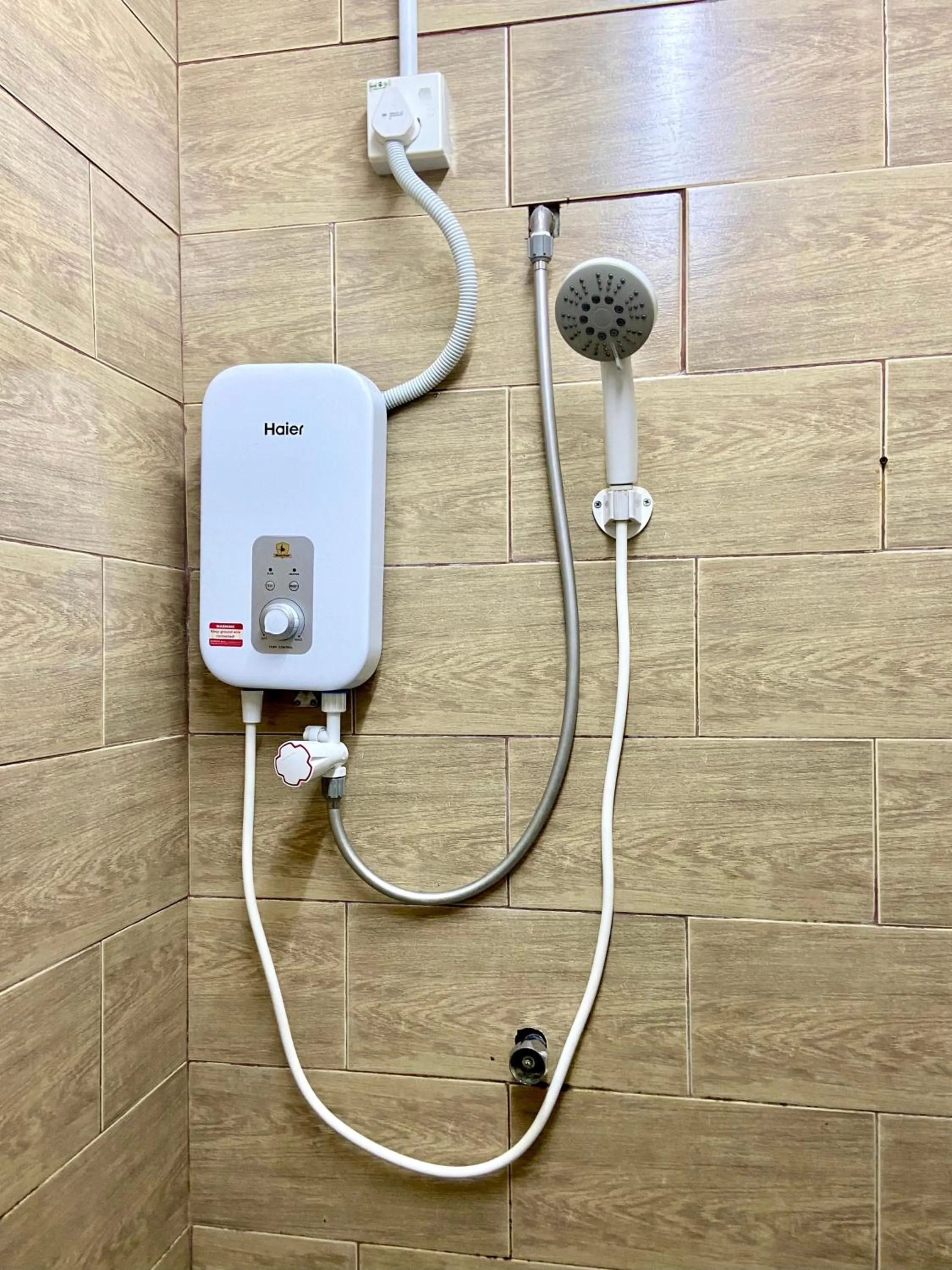 Shower in Padang Besar Green Inn