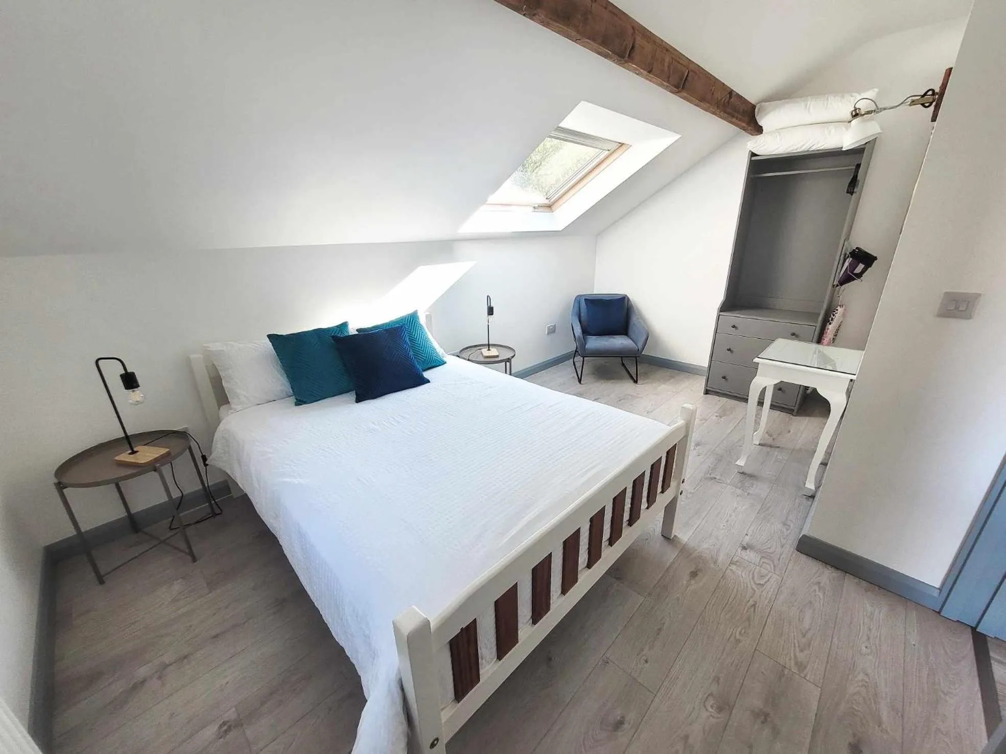 Bedroom, Bed in Hazel View Apartment