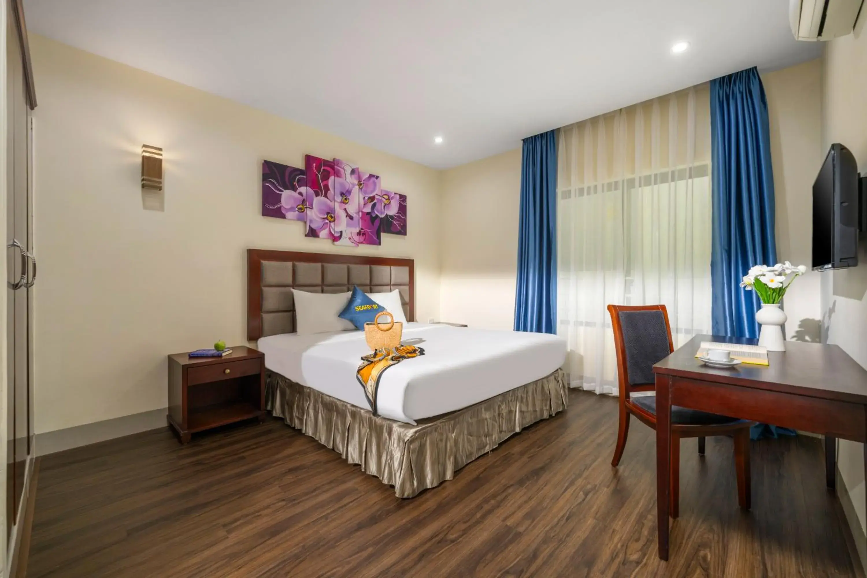 Quadruple Room with Bath in SeaFront Hotel DaNang Quadruple Room with Bath in SeaFront Hotel DaNang