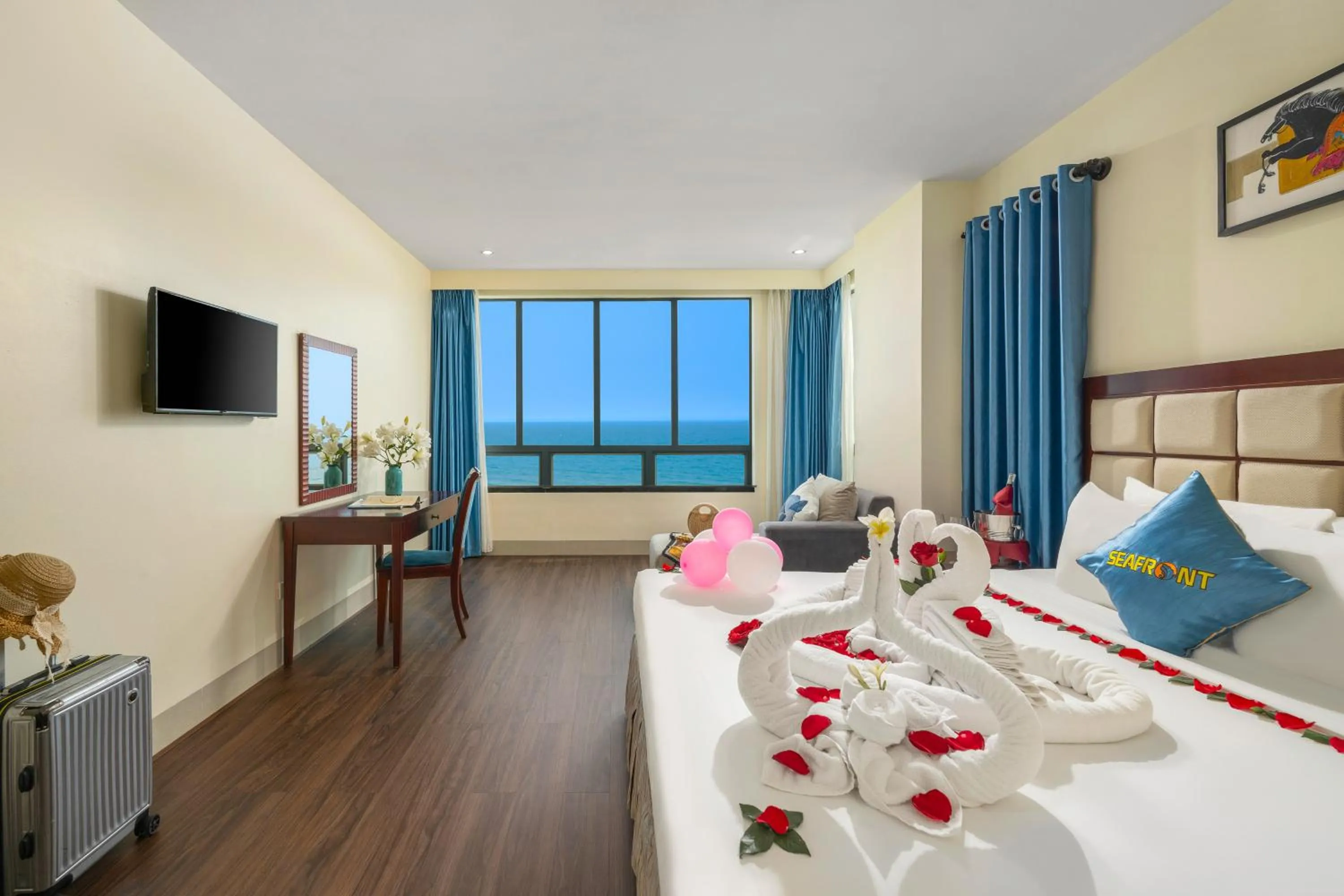 Communal lounge/ TV room, Bed in SeaFront Hotel DaNang