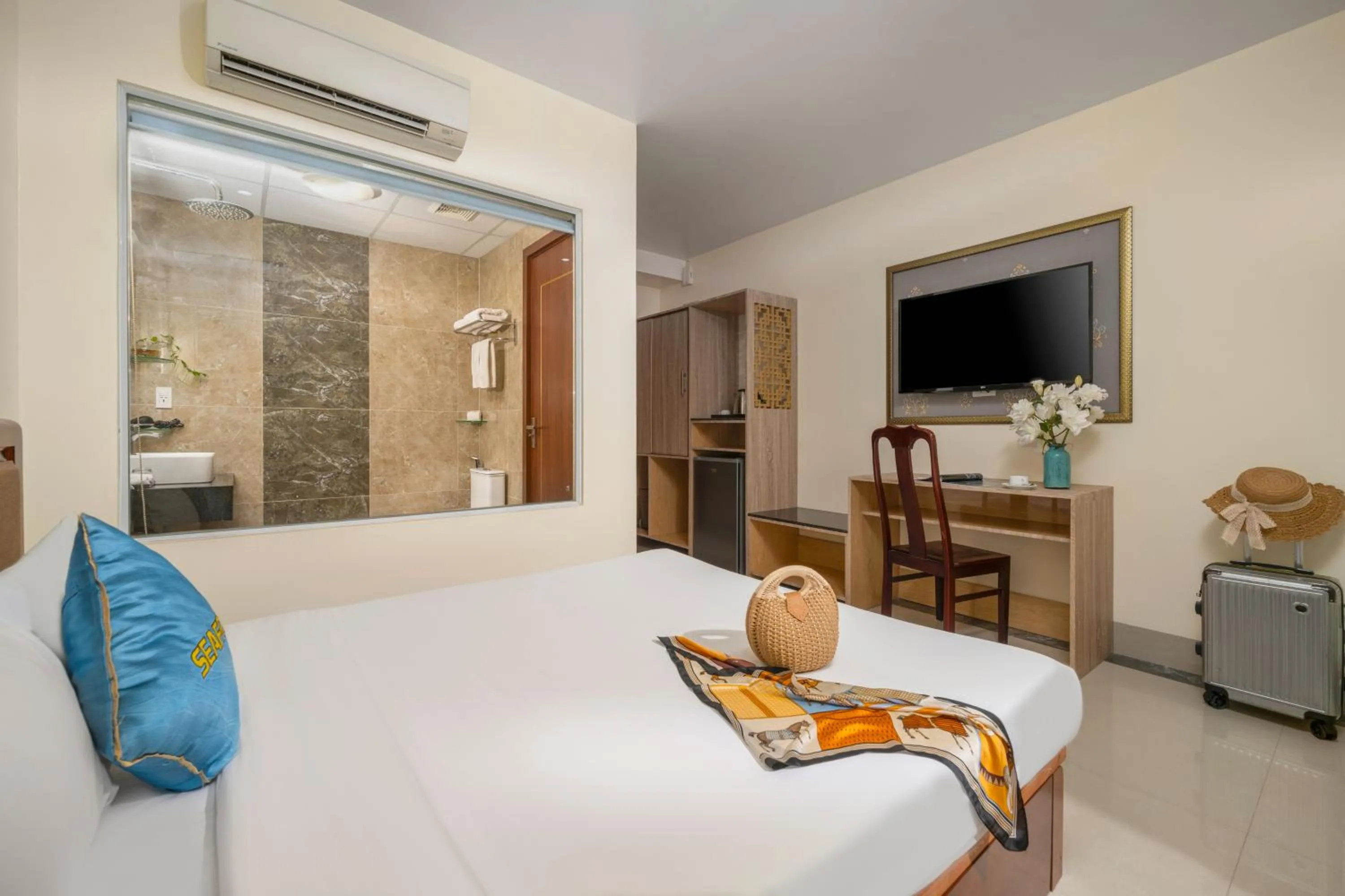 Communal lounge/ TV room, Bed in SeaFront Hotel DaNang