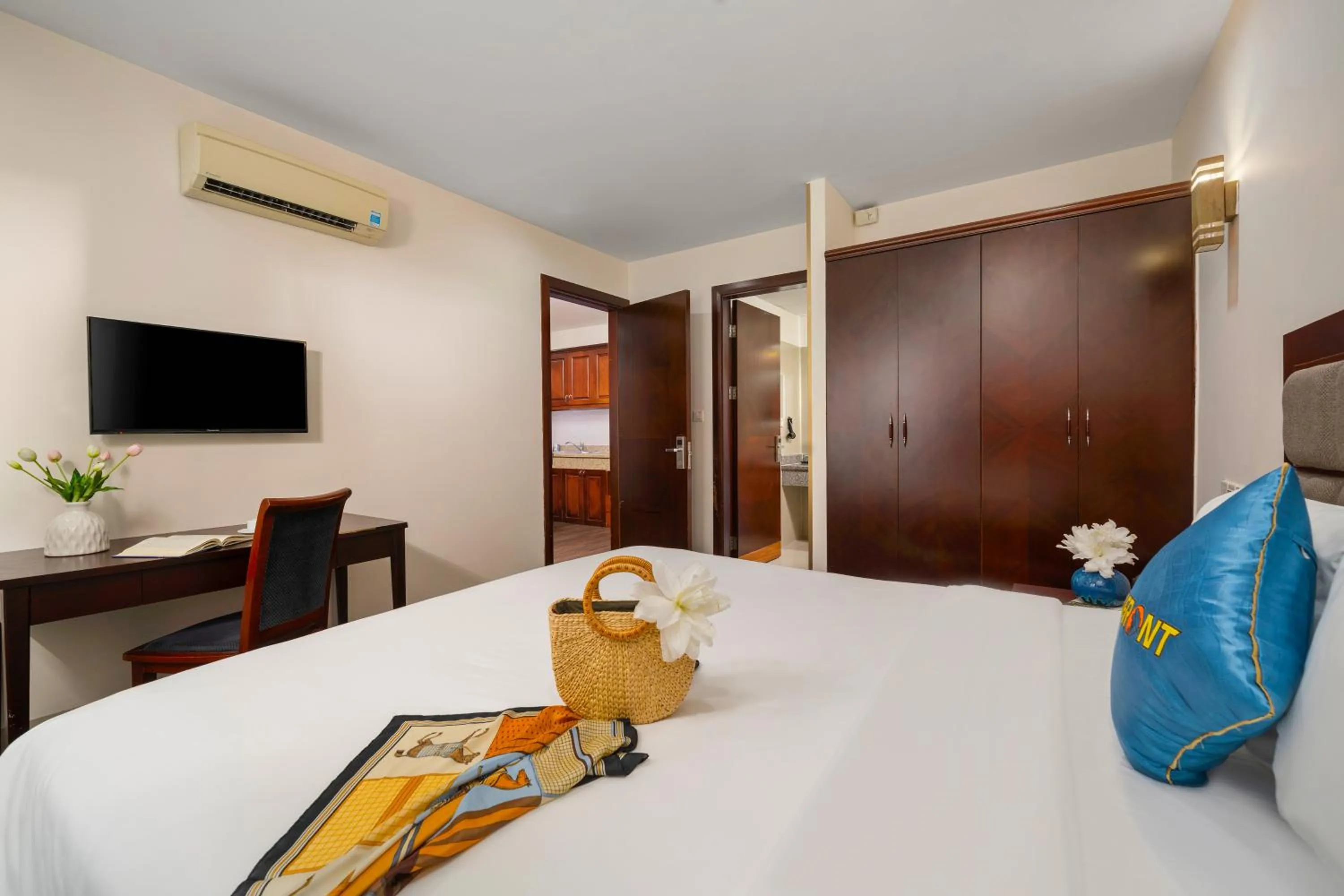 Communal lounge/ TV room, Bed in SeaFront Hotel DaNang