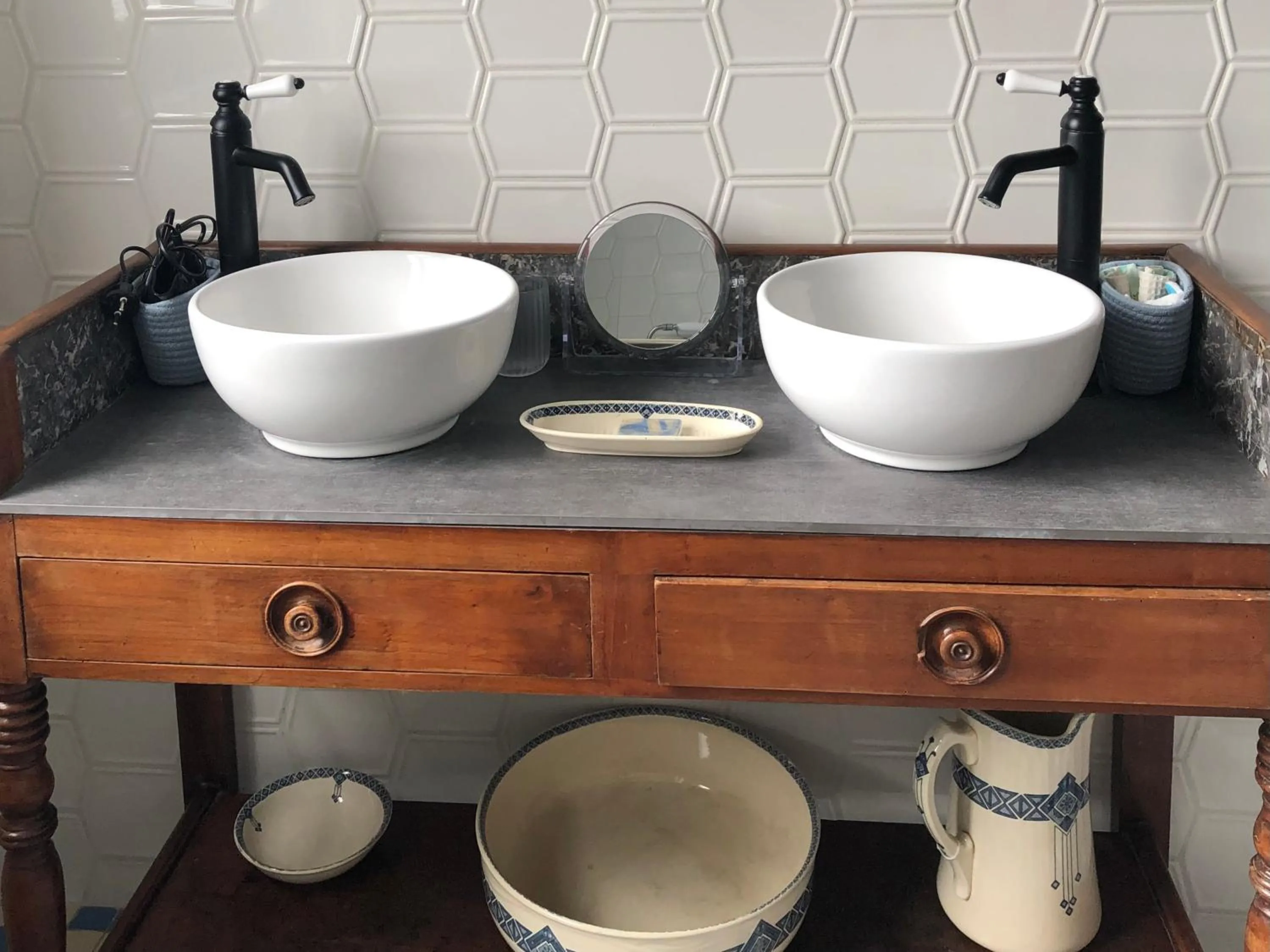 Bathroom in Maison et table d'hôtes Le Camélia Blanc