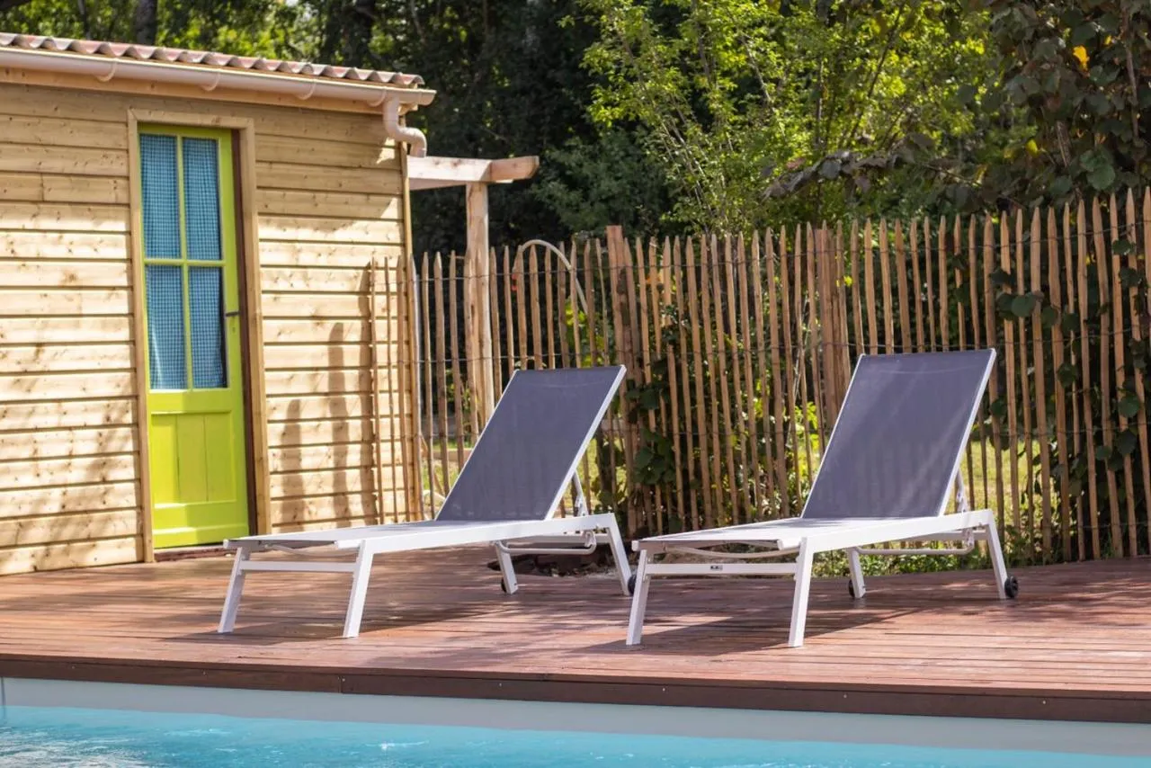 Swimming pool in Maison et table d'hôtes Le Camélia Blanc