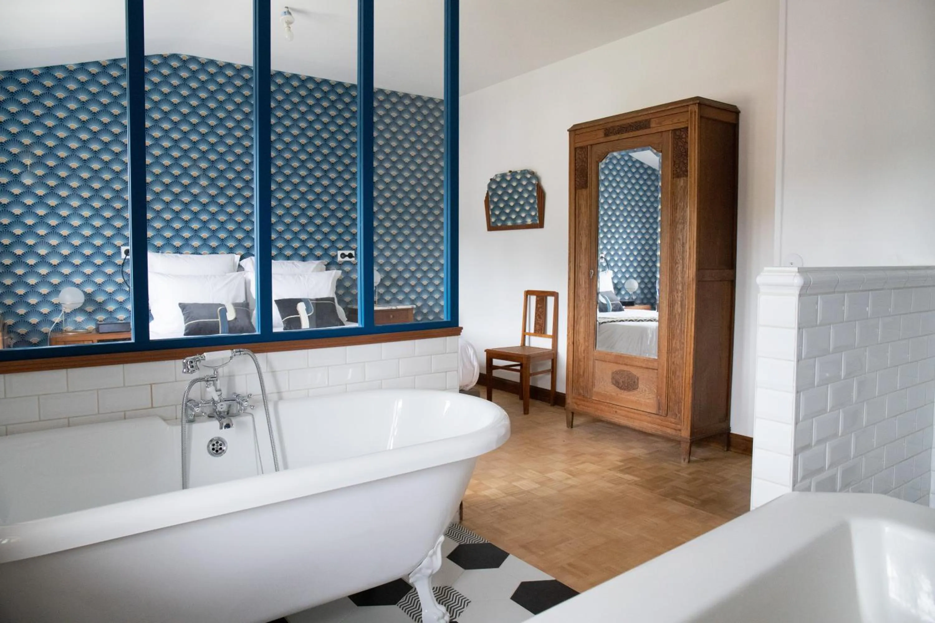 Photo of the whole room in Maison et table d'hôtes Le Camélia Blanc