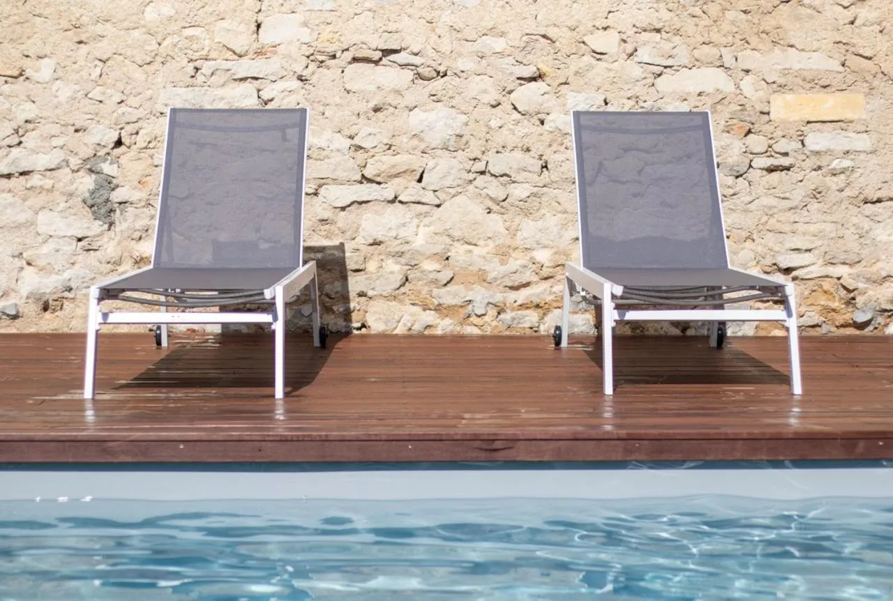 Swimming pool in Maison et table d'hôtes Le Camélia Blanc