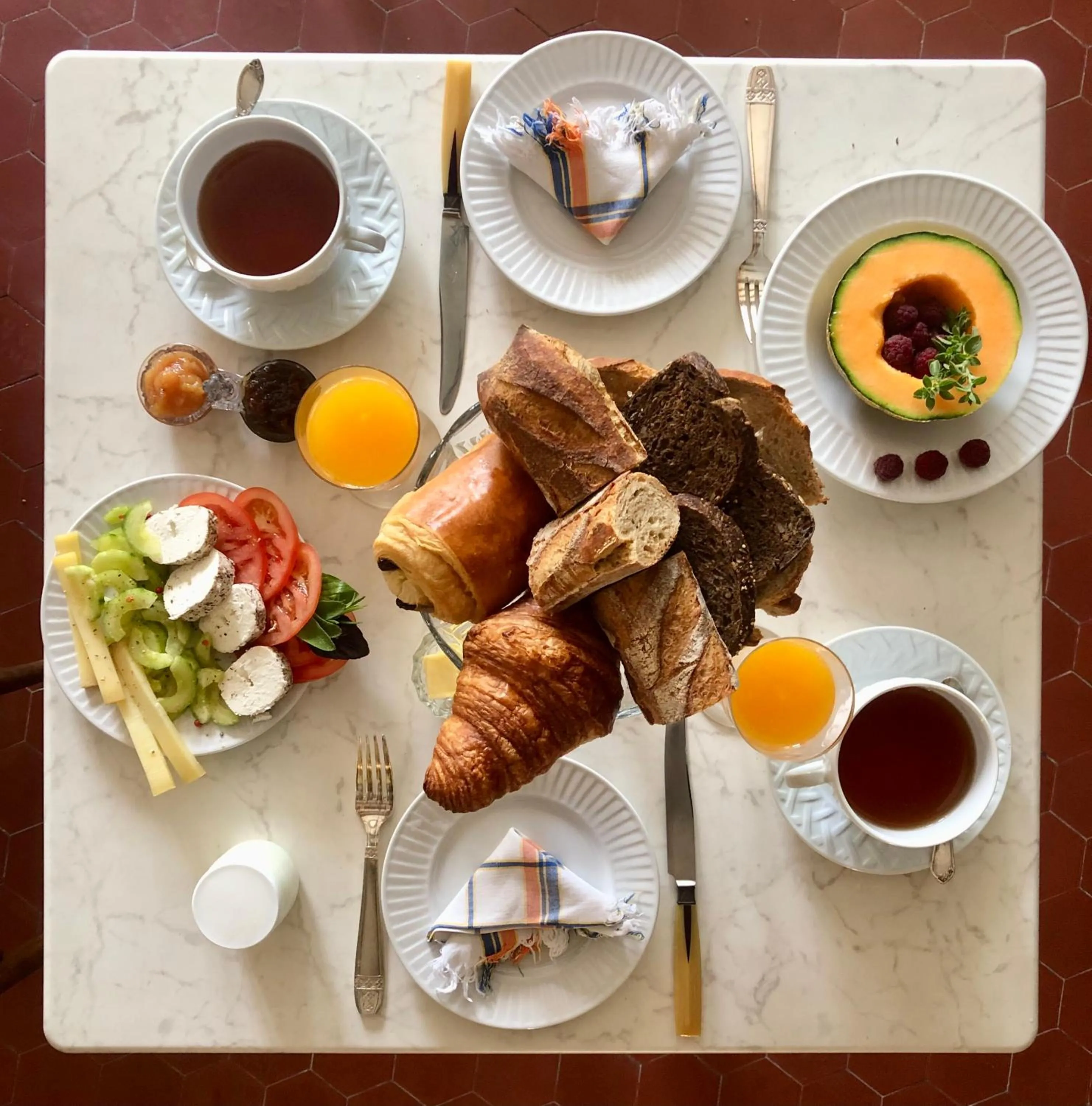 Continental breakfast in Maison et table d'hôtes Le Camélia Blanc