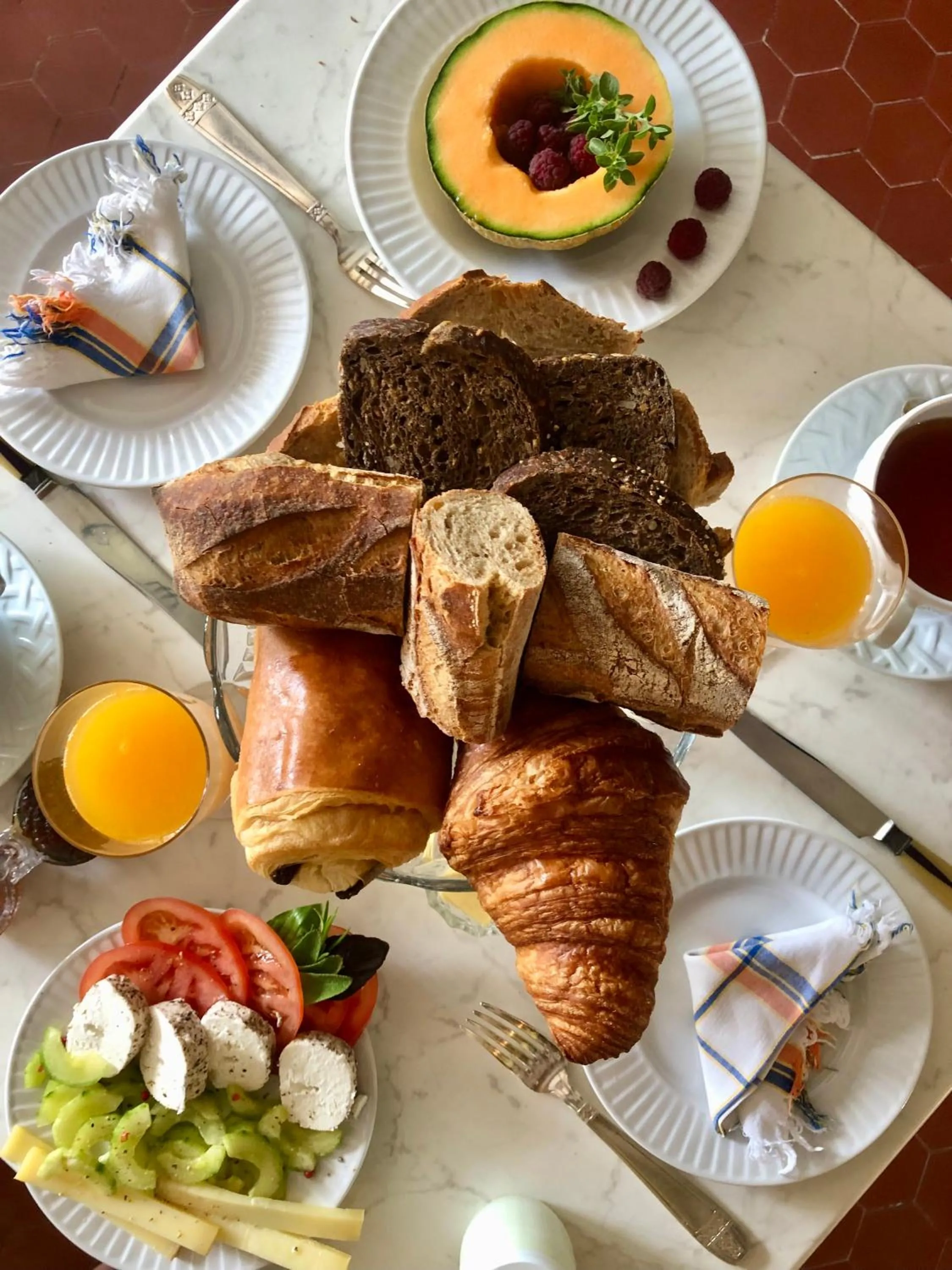 Continental breakfast in Maison et table d'hôtes Le Camélia Blanc