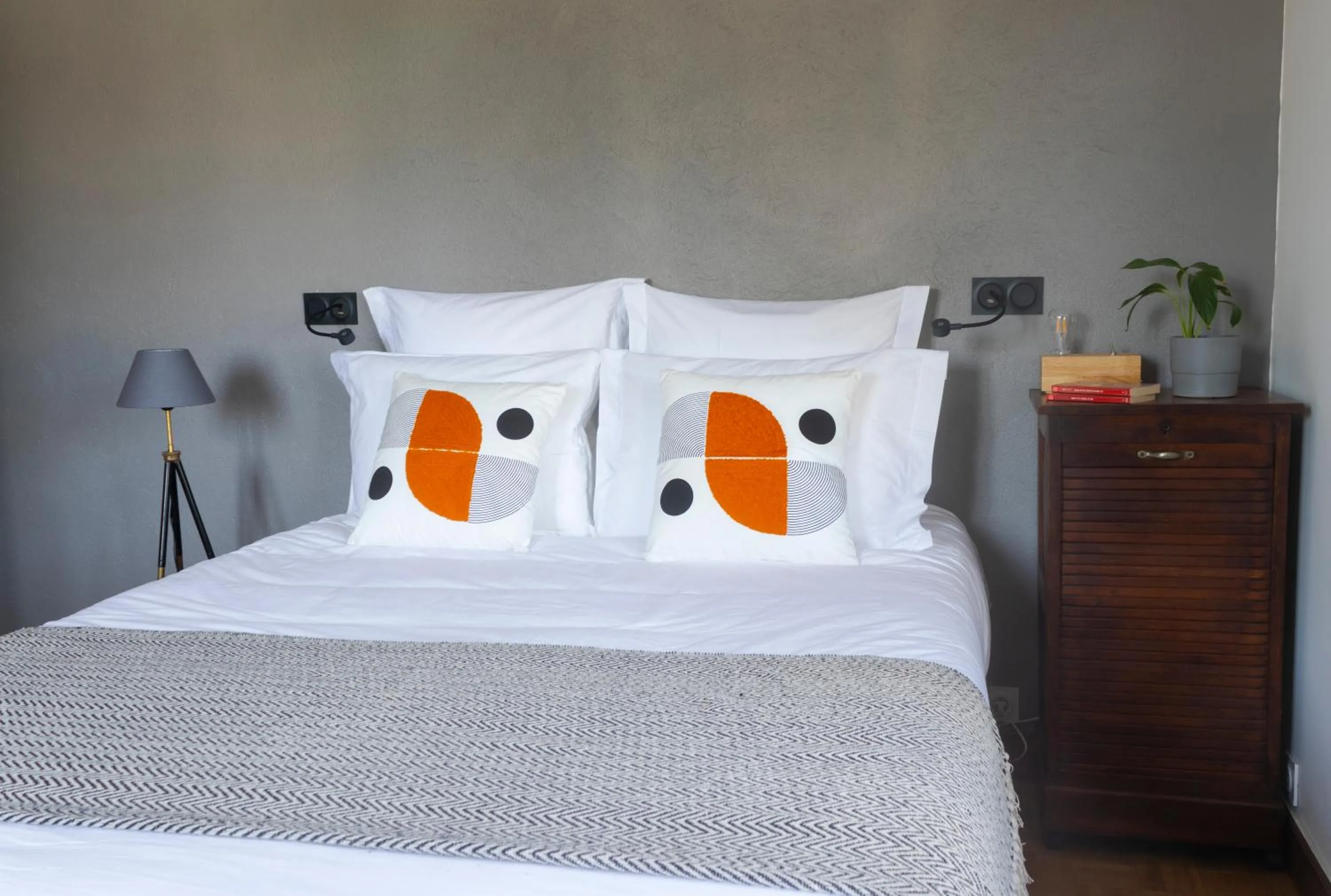 Bedroom, Bed in Maison et table d'hôtes Le Camélia Blanc