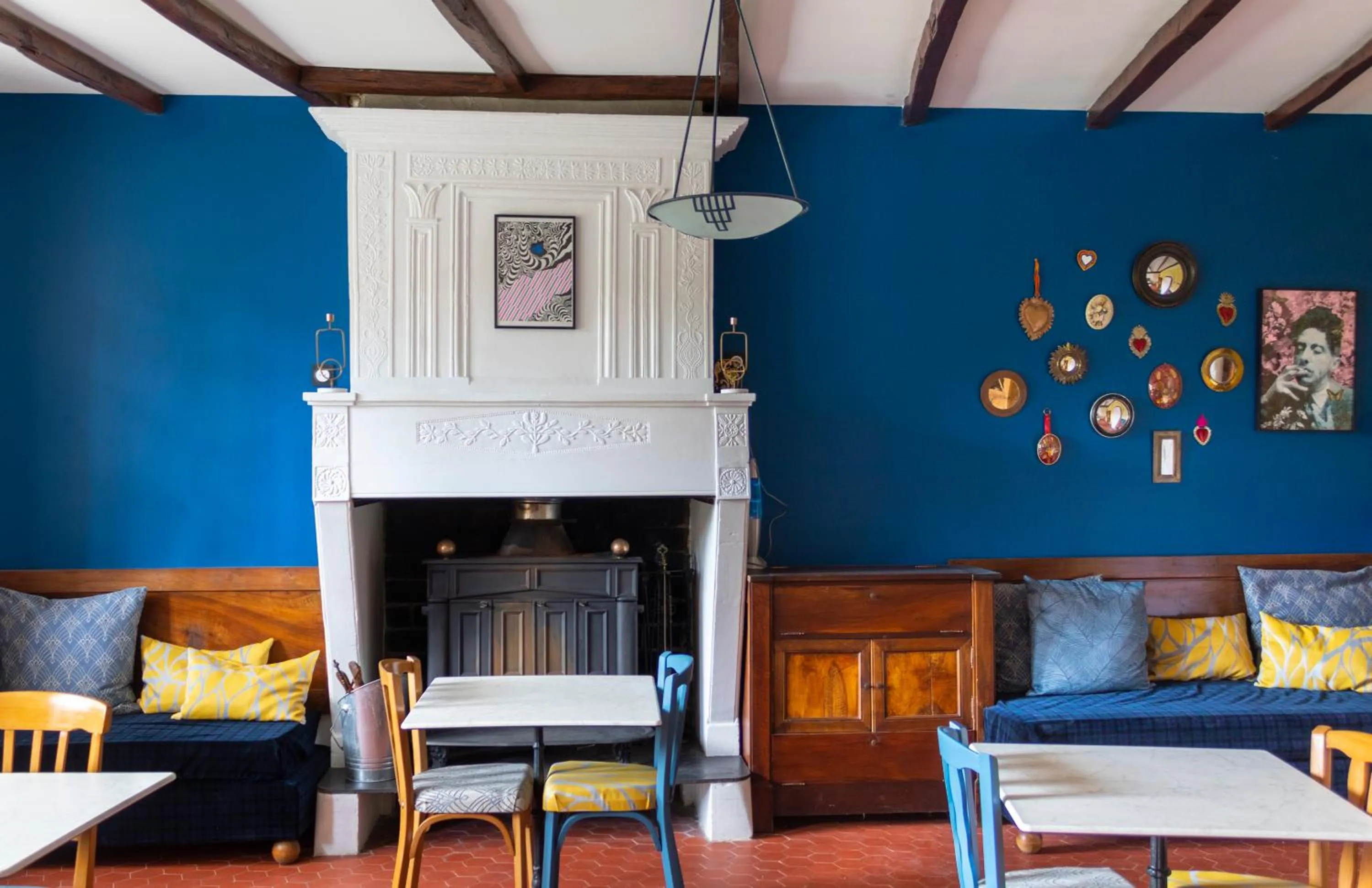 Communal lounge/ TV room in Maison et table d'hôtes Le Camélia Blanc