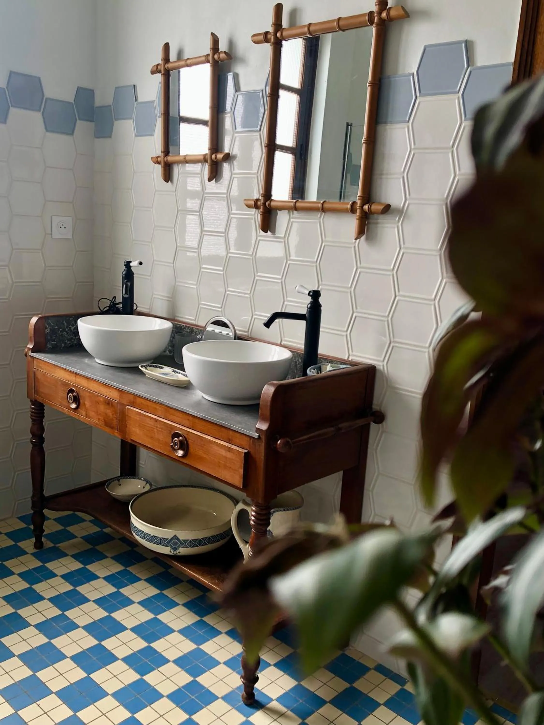 Bathroom in Maison et table d'hôtes Le Camélia Blanc